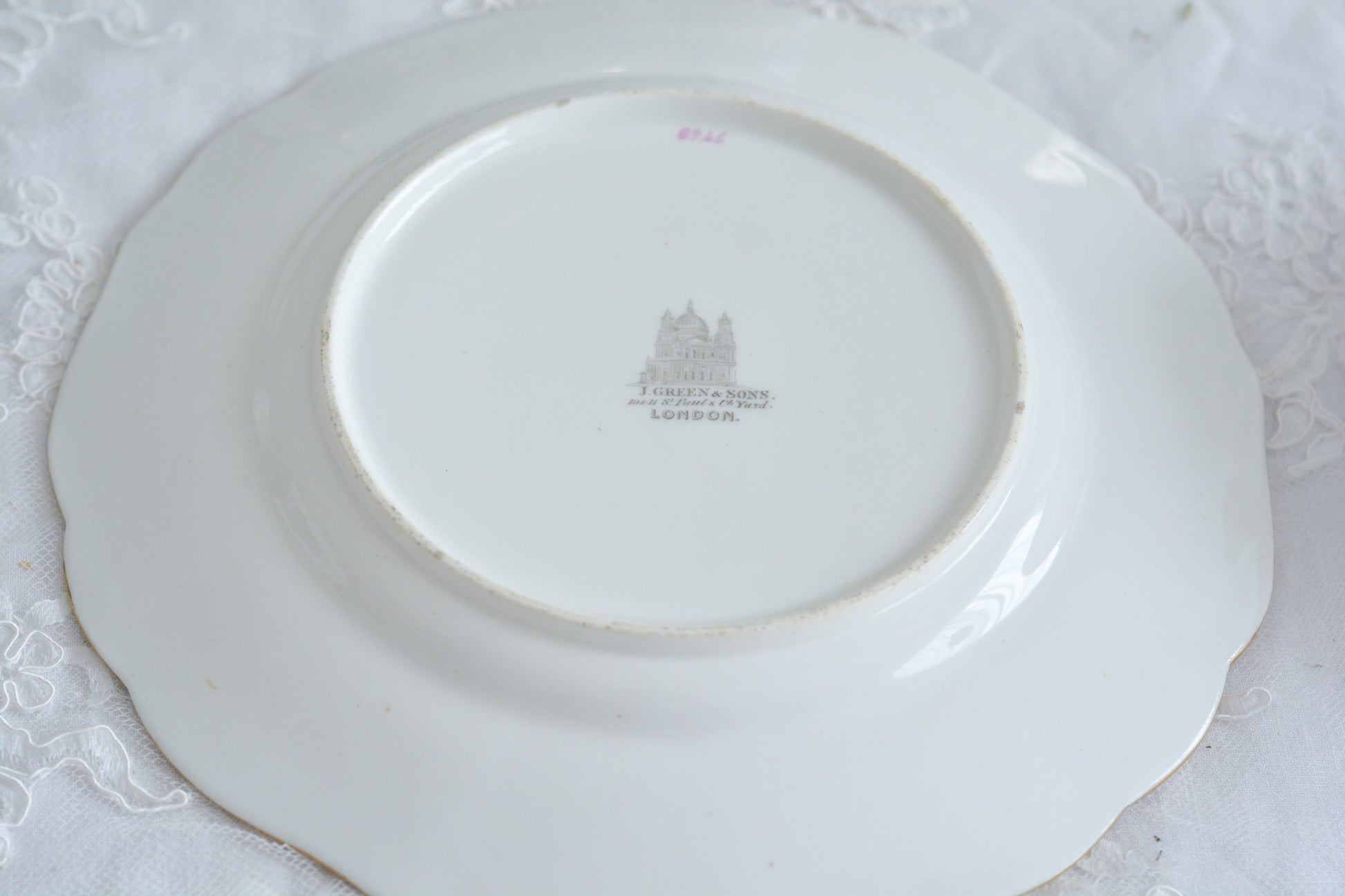 J.Green&Sonsという小売店のプレートです。J.Green&Sonsは1934年から1842年に聖ポール大聖堂近くに店を構えていました。大きなお店だったようです。メーカーのバックスタンプはありません。小売店の希望でメーカーのバックスタンプを入れなかったと推察しています。ハンドペイントで丁寧に描かれた1輪の花々。とても大変生き生きと描かれていて、見ていて飽きません。