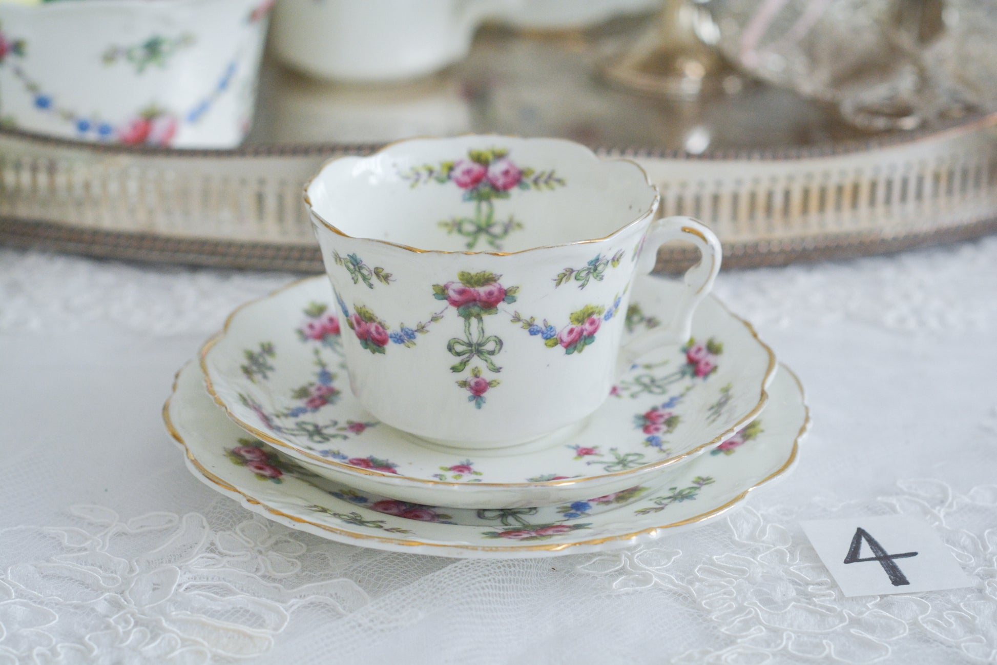 コリンウッドのリボンにバラのガーランドがとっても可愛らしいティートリオ、ミルクジャグ、スロップボウル、デザートプレートがやってきました!ハンドペイントで色つけされたバラやリボンを眺めているだけで気持ちが上向きになる可愛らしさです。ぜひ春のティータイムに。プルダウンから、単品ご選択頂けます