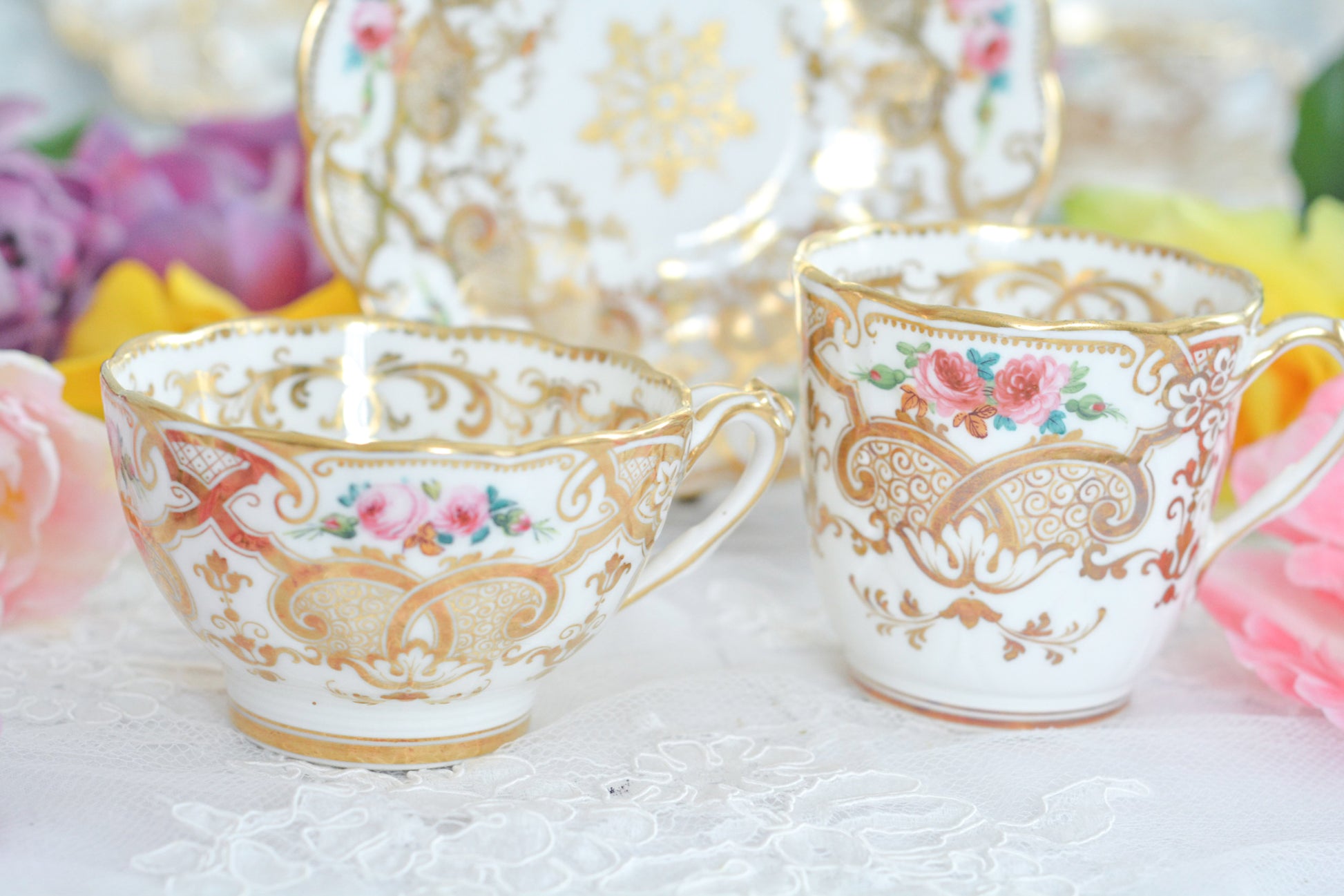 リッジウェイのフォリエージシェイプ(Foliage Shape)のトゥルートリオ。ハンドル部分には葉っぱの模様がついていてとても可愛らしいシェイプです。フォリエージシェイプもさまざまな絵柄やカラーがあります。こちらもリッジウェイらしい、力強く、豪華な作品で、とても存在感があります。トゥルートリオは、ティーカップ、コーヒーカップ、ソーサーのセットでヴィクトリア時代の初期頃まではトリオといえばこちらが主流でした。今ではとても貴重になっています。紅茶もコーヒーも楽しめるのがいいですね。