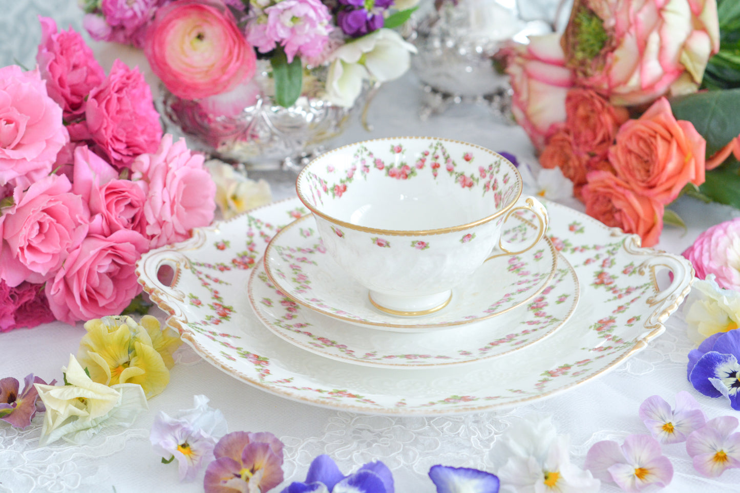 バラのガーランド模様が可愛らしい、ジョージ・ジョーンズ・クレッセントのセットです。カップ&ソーサー、サイドプレート、B&Bプレートのとても便利なセットです。クレッセントらしい可憐で上品な雰囲気がティータイムを盛り上げます。素磁の模様もとっても可愛らしいですよ。