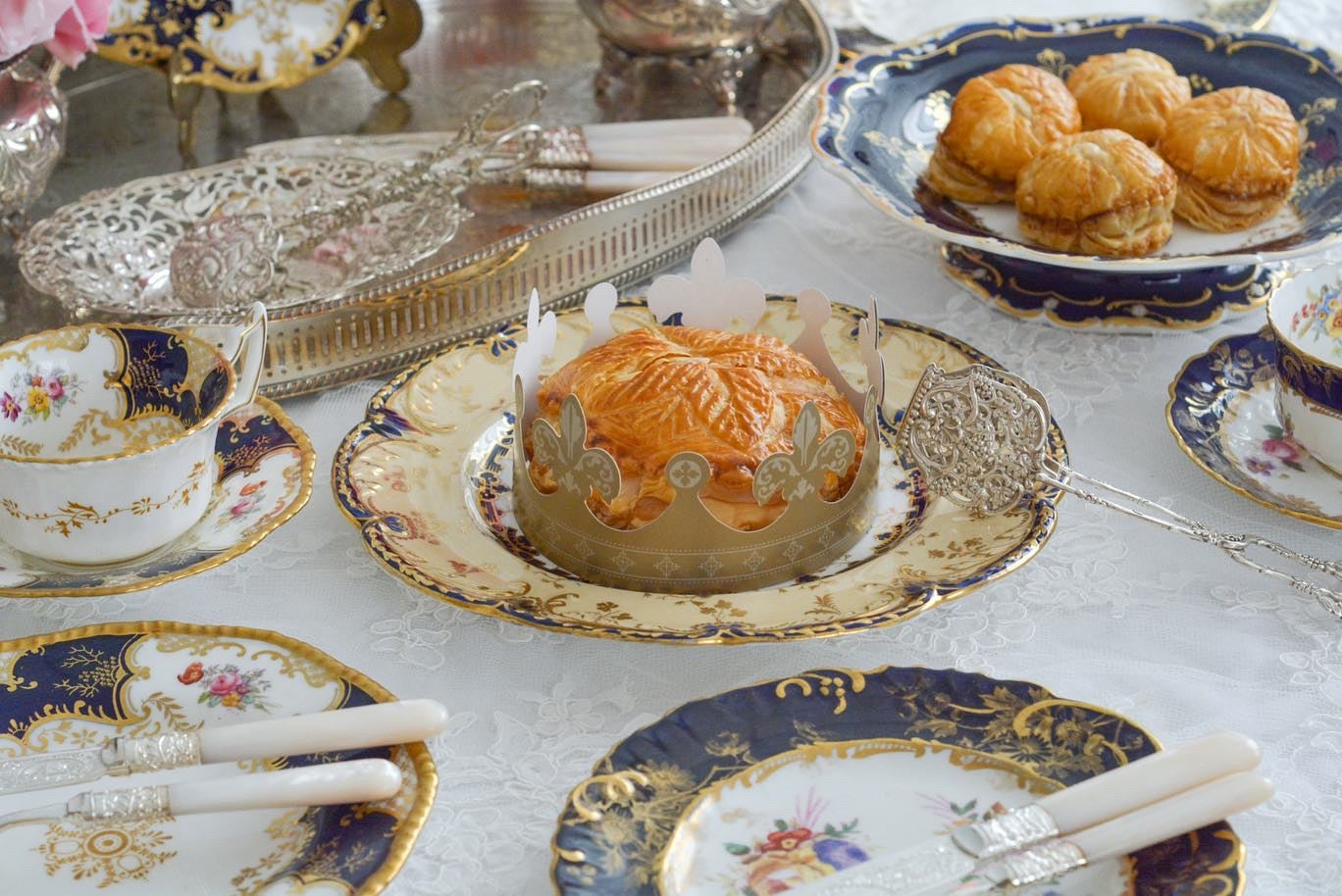 コバルトブルーに金彩の縁どりに豪華な模様。ロココリバイバルの優美なプレートです。バックスタンプには小売店のスタンプのみですが、以前ご紹介したアデレードシェイプにデザインがよく似ております、その為、コールポートの作品かなと推察しております。スイーツやフルートのせて当時ような華やかなティータイムをお楽しみください。