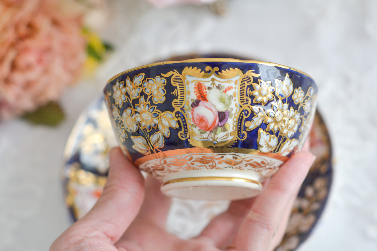 コールポートの1820年代に作られたとっても貴重なお品。コバルトブルー地に白抜きの立体的なお花模様、エナメル画のブーケは繊細なタッチで大変美しく描かれています。まさしく貴族のティータイムのためのカップ。当時の持ち主の大切な財産だったことでしょう。そしてこちらは実際に使われていたと思われます。金彩が剥がれていたり、ソーサーはヒビがあるけれど、よく200年間受け継がれてここに来てくれたと思います。