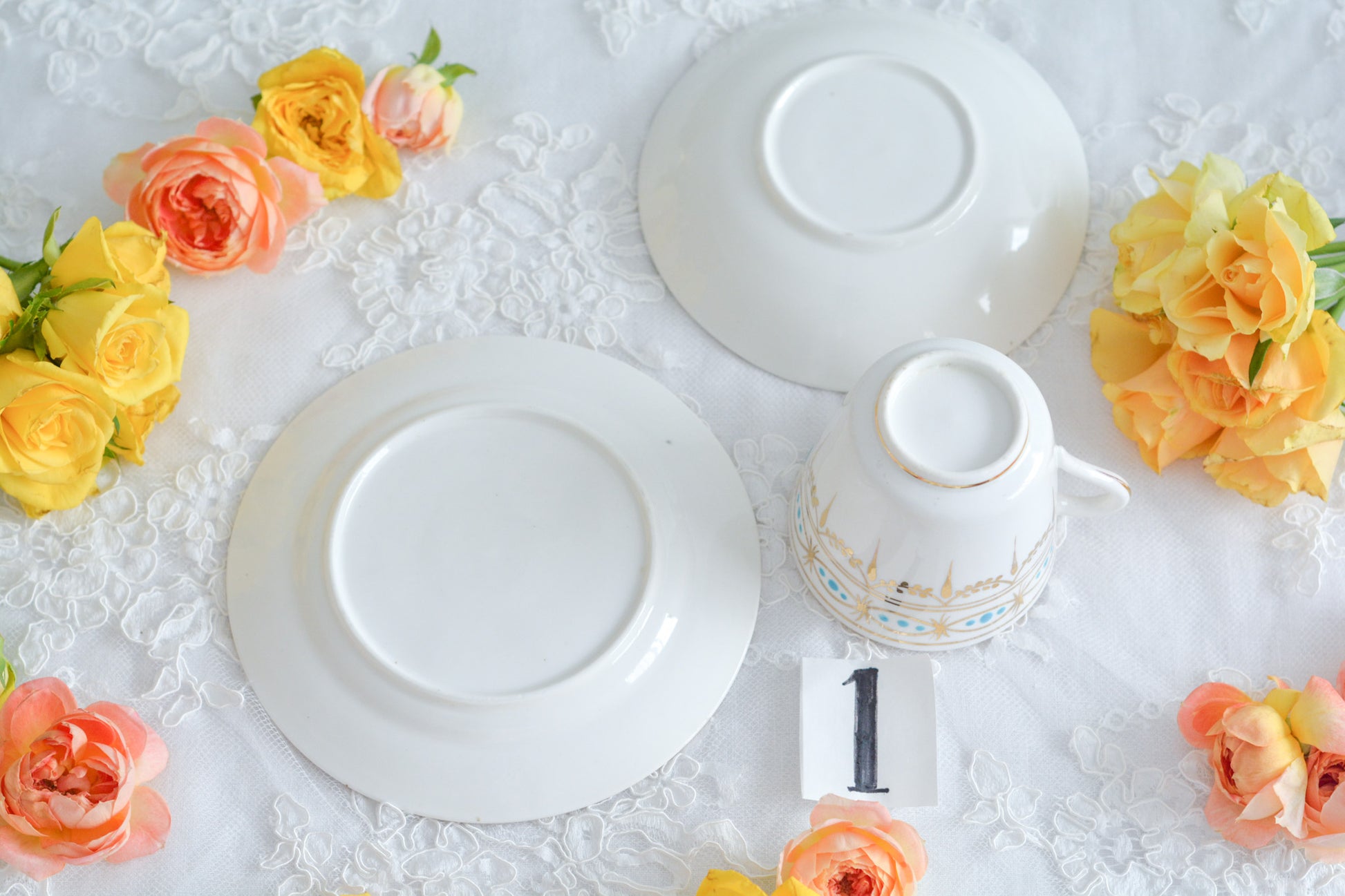 ハンドペイントで描かれた曲線美。アールヌーボースタイルのティートリオです。金彩にターコイズブルーのドットのコントラストが素敵なお品。カップは紅茶にもコーヒーにもお使いいただきやすいデザインです。