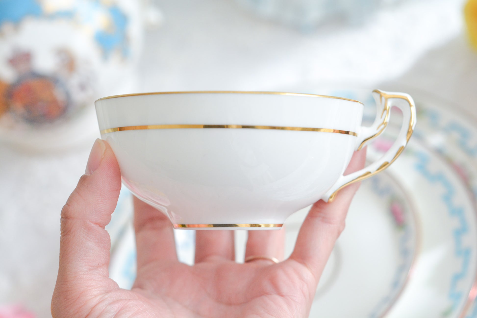 ミントンブルーのリボンに可憐な薔薇の模様が可愛らしいティーセット。カップ&ソーサー、サイドプレート、ランチョンプレート、ディナープレートのお得なセットで、どのシーンにも対応できるセットです。お茶やお食事などこのセットでお楽しみください。大きなプレートはサービングプレートとしても活躍します