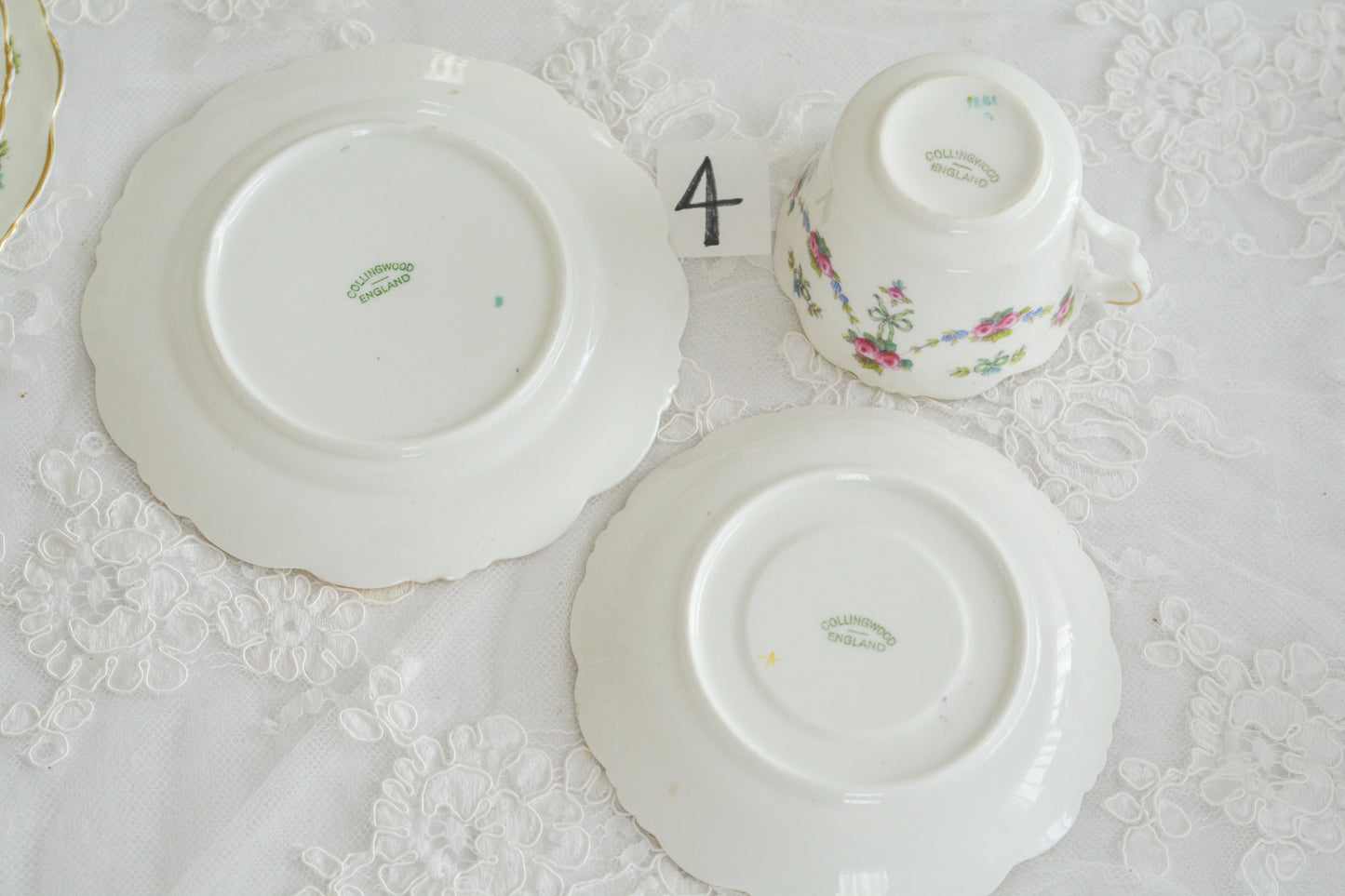 コリンウッドのリボンにバラのガーランドがとっても可愛らしいティートリオ、ミルクジャグ、スロップボウル、デザートプレートがやってきました!ハンドペイントで色つけされたバラやリボンを眺めているだけで気持ちが上向きになる可愛らしさです。ぜひ春のティータイムに。プルダウンから、単品ご選択頂けます