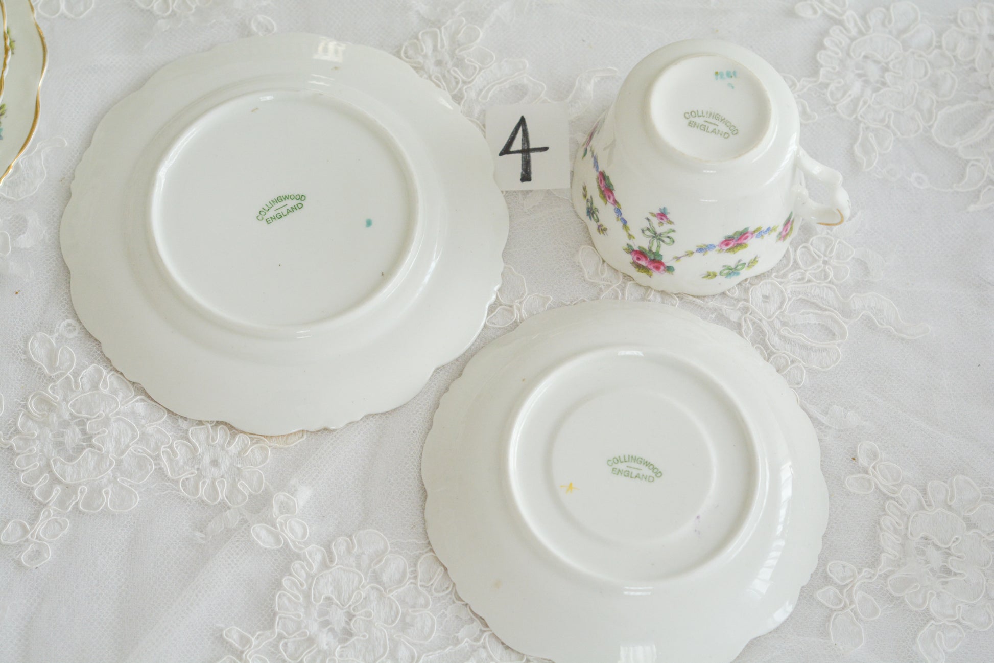 コリンウッドのリボンにバラのガーランドがとっても可愛らしいティートリオ、ミルクジャグ、スロップボウル、デザートプレートがやってきました!ハンドペイントで色つけされたバラやリボンを眺めているだけで気持ちが上向きになる可愛らしさです。ぜひ春のティータイムに。プルダウンから、単品ご選択頂けます