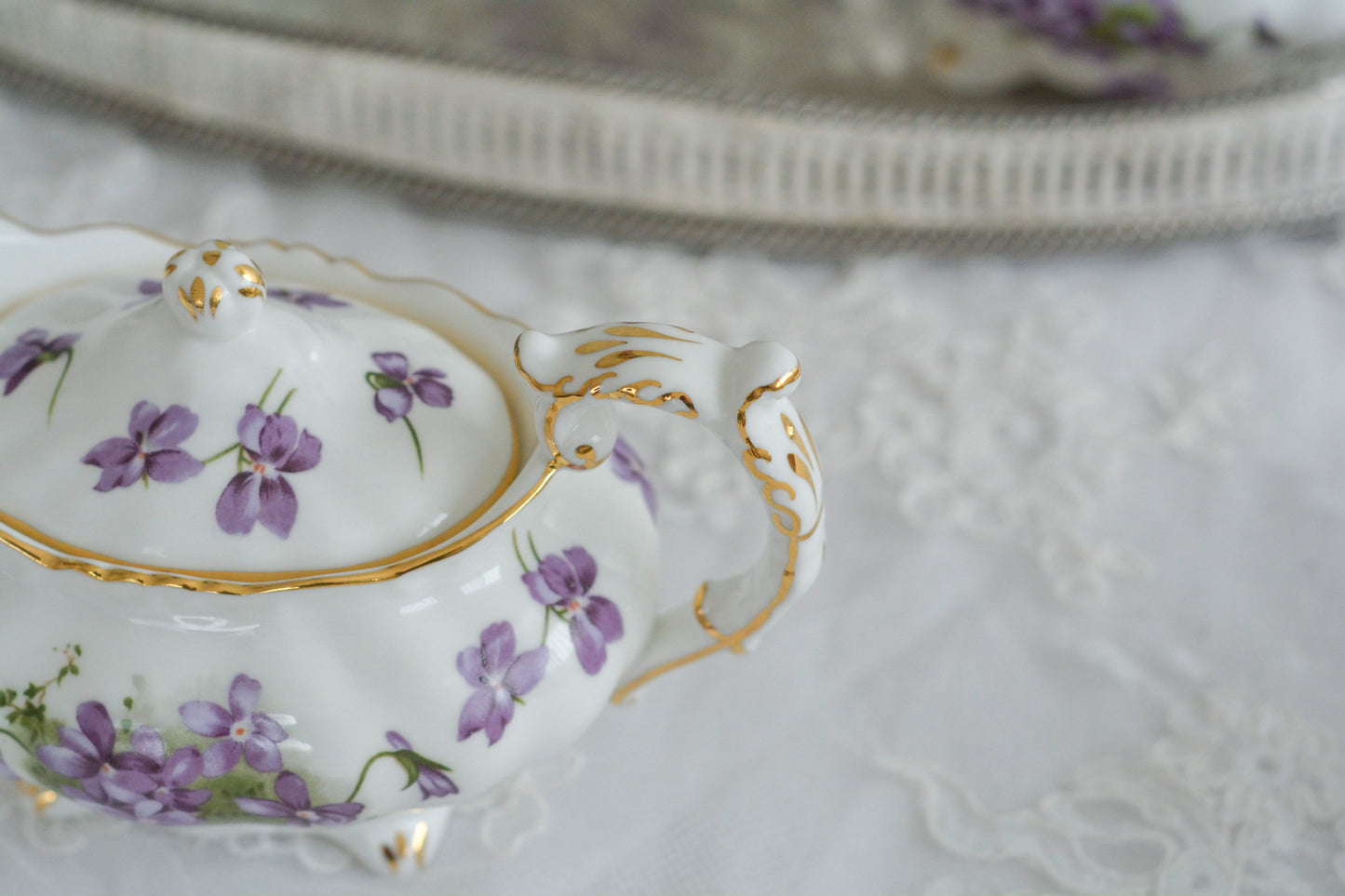 英国ヴィンテージ、ハマースレイの人気シリーズヴィクトリアンバイオレットシリーズの貴重なティーポット。Rose Antiquesはコールポートをはじめ、英国アンティーク磁器を中心にご紹介しています。