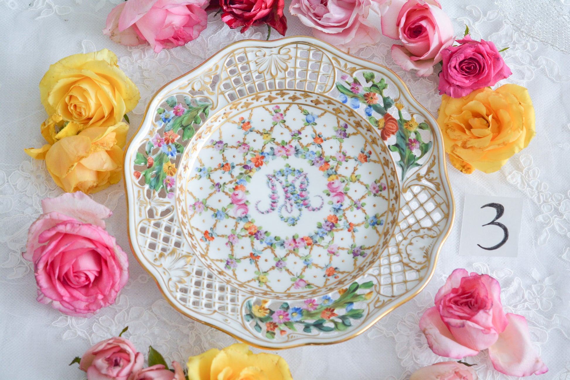 オーストリアの「国の母」とたたえられたハプスブルグ家の女帝「マリア・テレジア」。のちにフランス国王ルイ16世に嫁いだマリー・アントワネットの母でもあります。その名前にふさわしく、また、ウィーンの煌びやかな芸術や宮殿を思わせるような華やかで美しい世界観のプレートです。カール・ティーメの素晴らしいハンドペイントの絵付けをお楽しみください。