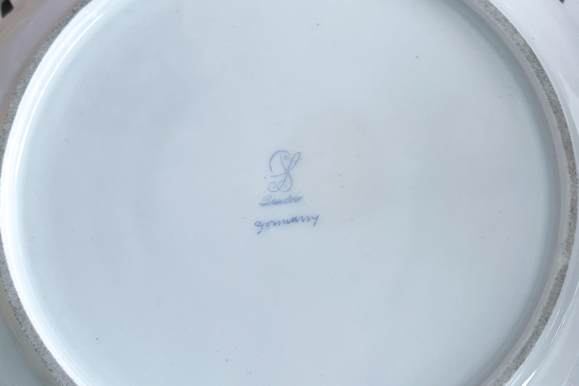 ブルーのリボンにお花いっぱいのバスケットが丁寧に描かれて、透かし模様の花々も大変美しいプレート。カール・ティーメのハンドペイント技術の素晴らしさが良くわかります。華やかで可憐なプレートでティータイムをお楽しみいただけましたらとても嬉しく思います。キャビネットに飾っておいてもお部屋が華やぎます。