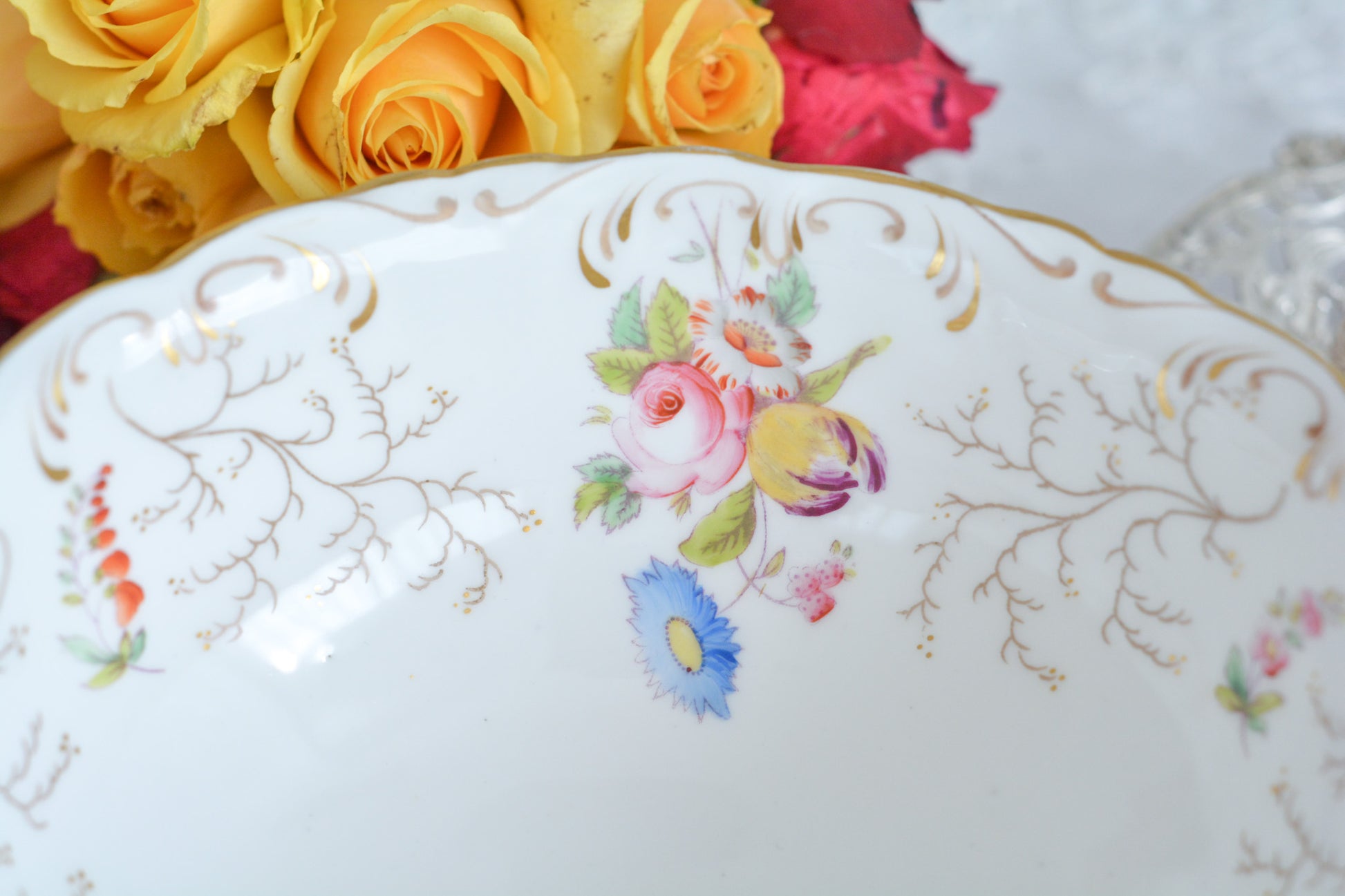 コールポートの花々と宿木?の描かれたプレートです。私は宿木シリーズと呼んでおります。ハンドペイントで生き生きと描かれたお花と、繊細で丁寧に描かれた金彩の宿木がコールポートらしく上品です。華やかでクリスマスにもぴったりな雰囲気ですね。スロップボウルは、元々はティータイムの際に湯こぼしの器として使われてきました。サラダなどを盛り付けても素敵です。