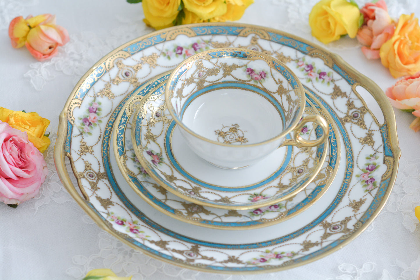 オールドノリタケの里帰り品、ターコイズブルーに金盛り、エナメルジュール、宝石箱のようにキラキラしたセットです。