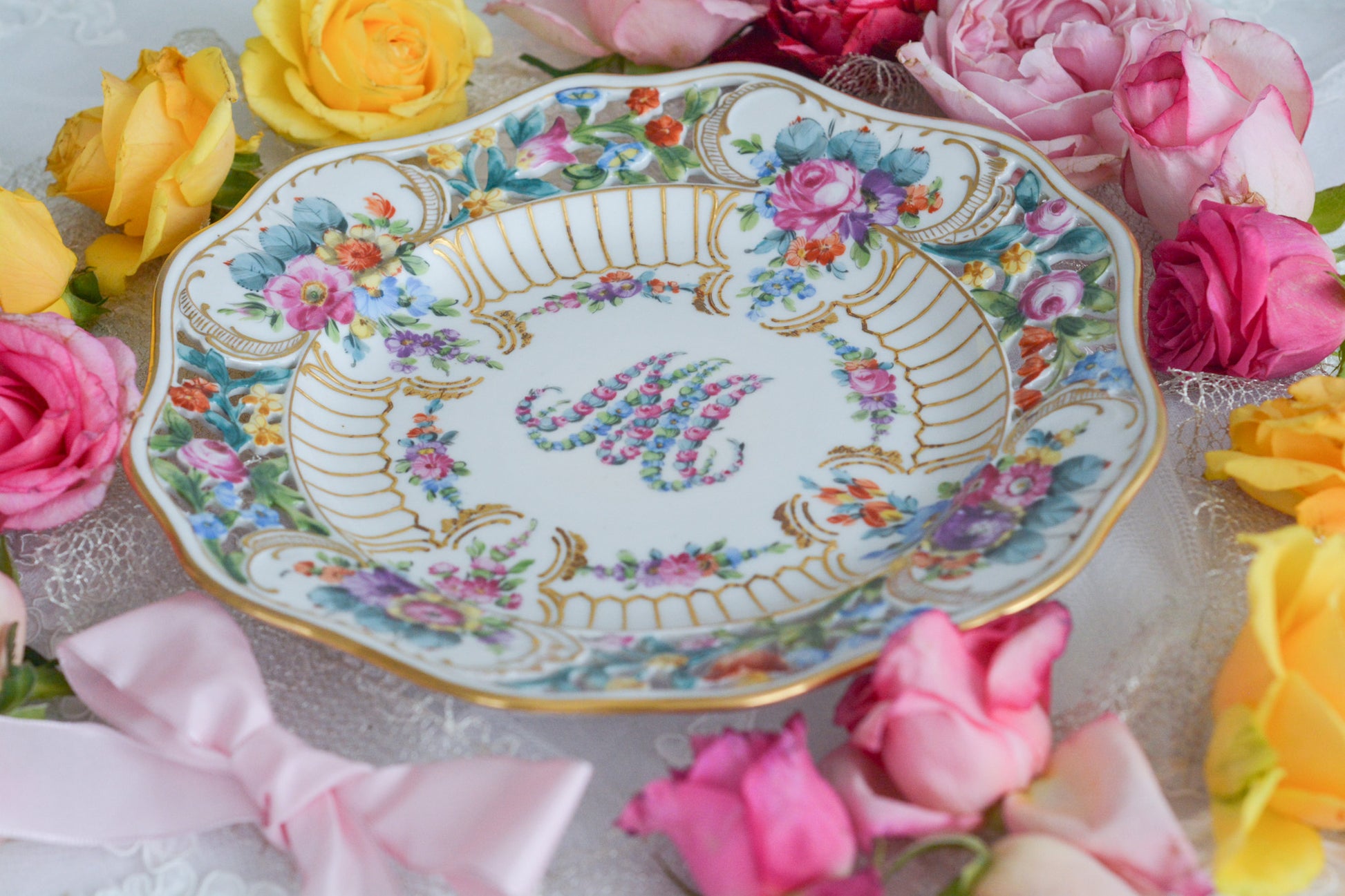 花文字でマリーアントワネットの頭文字MとAが描かれた美しいプレートです。透かし模様のお花や金彩もハンドペイントで丁寧に描かれています。豪華な雰囲気がマリーアントワネットの世界観にぴったりなお品です。バックスタンプはカールティーメのものではなく、お調べがつきませんでした。フランスセーブル窯のバックスタンプにも似ています。ただ、とても丁寧に作られていて、この企画展にふさわしい大変美しいお品です。