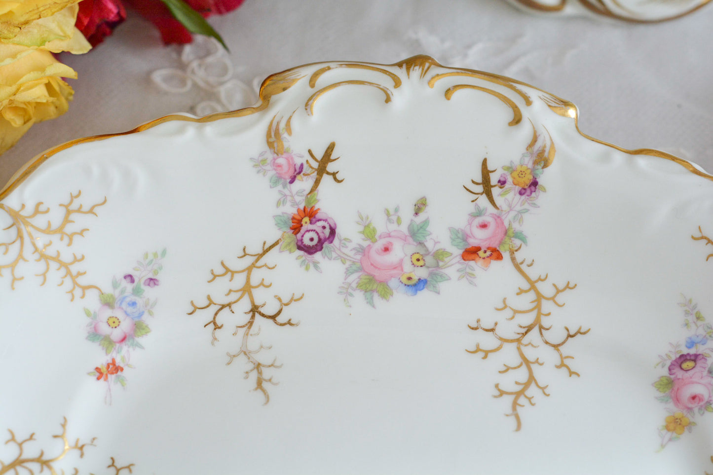 コールポートの花々と宿木?の描かれたプレートです。私は宿木シリーズと呼んでおります。こちらは見が描かれていないので、他の木や珊瑚のようにも見えます。金彩部分もハンドペイントで描かれていて、コールポートらしい上品なお品となっております。華やかでクリスマスにもぴったりな雰囲気です。