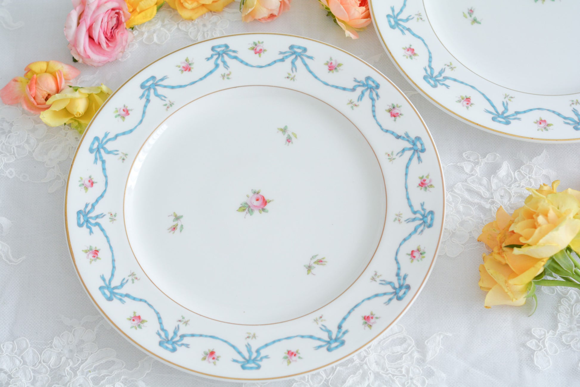 コールポートの可愛らしいディナープレート。水色のリボンと薔薇のガーランドのようなデザインがとても愛らしいです。サービングプレートとしても、ディナープレートとしてもお使いいただけます。ワンプレートランチにお使いいただいても素敵ですね。