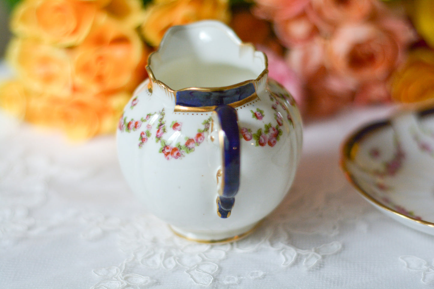 クレッセントのティーセット。薔薇のガーランドが大変可愛らしいお品です。Rose Antiquesはコールポートをはじめ英国のアンティーク食器をご紹介しています。