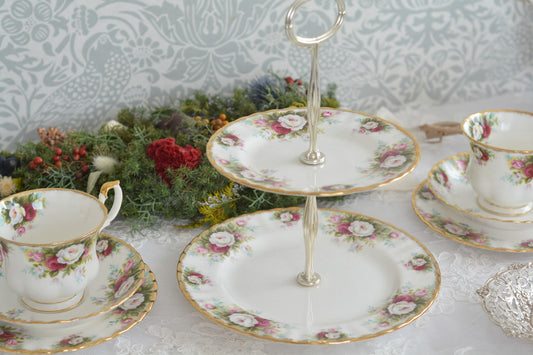 ロイヤルアルバートのセレブレーションシリーズの2段プレート。シリーズ名も紅白のバラの模様もとてもおめでたく美しく、クリスマスだけでなくお正月やおめでたい席にぴったりのシリーズです。1名から2名のアフタヌーンティーにお使いいただけるサイズ感です。クリスマスやお正月のテーブルコーディネートにぜひ。どうぞ楽しいひとときをお過ごしください。