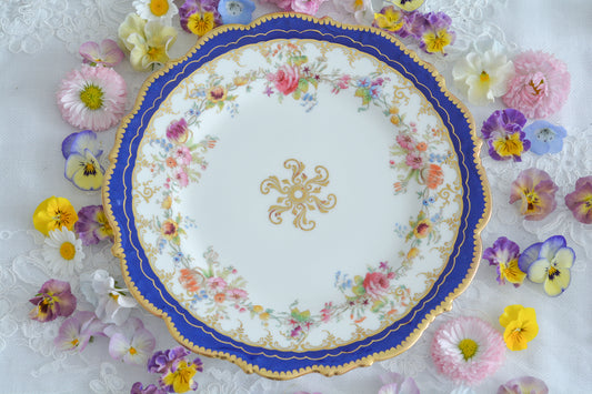 コウルドンの春爛漫な雰囲気のデザートプレートです。ハンドペイントで描かれた花々が大変美しく、春のウキウキした雰囲気が伝わってきます。バックスタンプにはブラウンウエストヘッドムーアのバックスタンプにコウルドンの記載があり、ブラウンウエストヘッドムーアからコウルドンの過渡期に製造されたお品と推察しております。お花の季節のティータイムにぴったりなお品です。春のティータイムをこのプレートと楽しんでみませんか?お揃いのカップ&ソーサーも別で掲載しています。