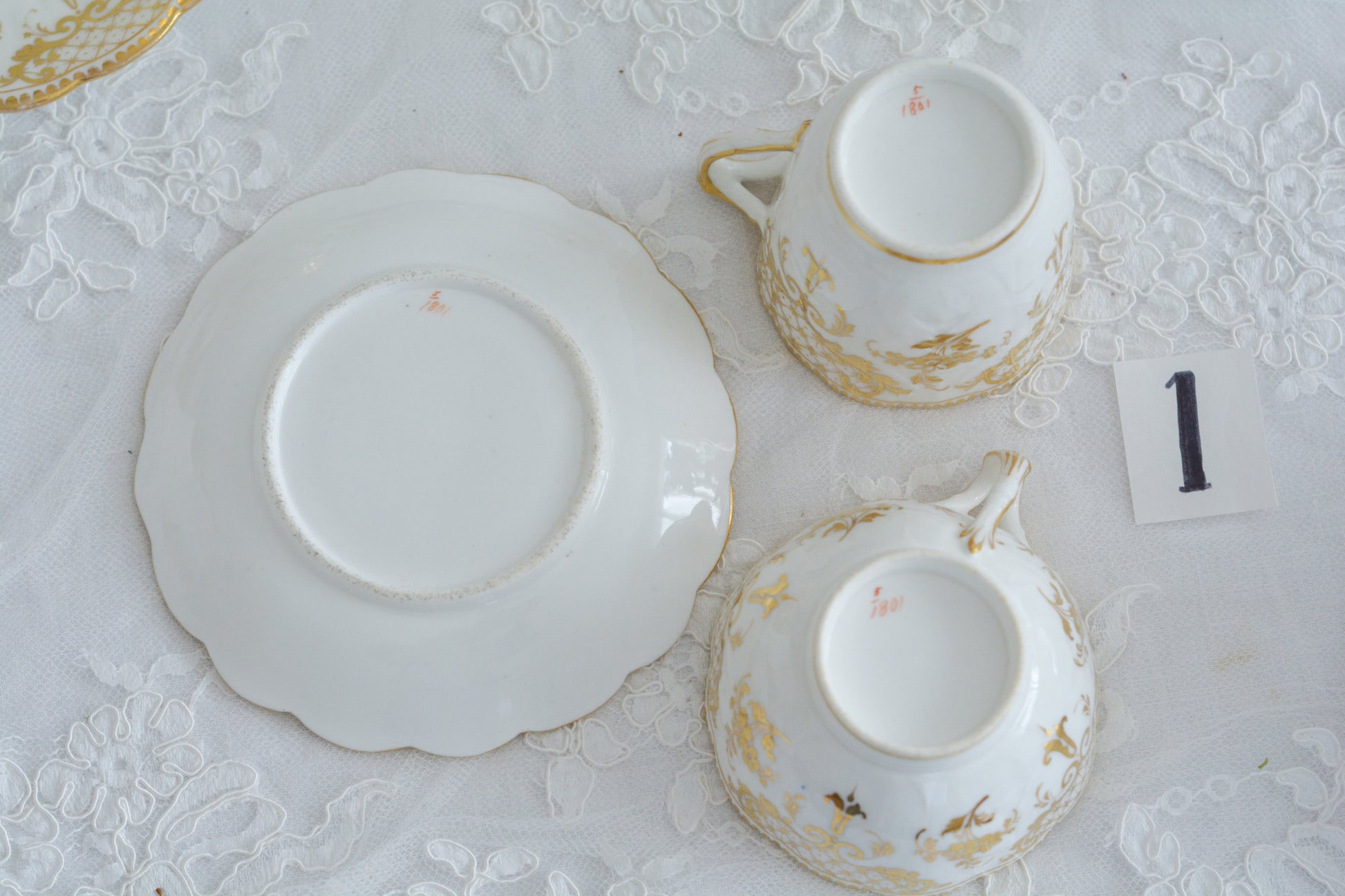 リッジウェイのFoliage Shapeのトゥルートリオ。ハンドル部分には葉っぱの模様がついていてとても可愛らしいシェイプです。白磁に金彩の模様がとても豪華でリッジウェイらしい作品です。トゥルートリオは、ティーカップ、コーヒーカップ、ソーサーのセットでヴィクトリア時代の初期頃まではトリオといえばこちらが主流でした。今ではとても貴重になっています。紅茶もコーヒーも楽しめるのがいいですね。