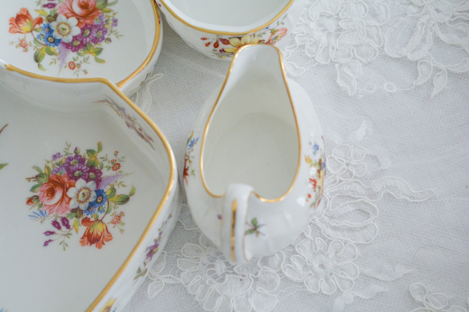 ハマースレイのハワードスプレイシリーズのストロベリーバスケット。ストロベリーバスケットは、イチゴを入れるバスケットでシュガー入れとクリーマーがついています。生産量が少なく、とても人気があるアイテムの一つ。こちらは老舗高級食器店のT.GOODEの特注品です。人気のハワードスプレイの華やかなストロベリーバスケットは、イチゴはもちろん、スコーンや焼き菓子などを乗せても素敵ですね。