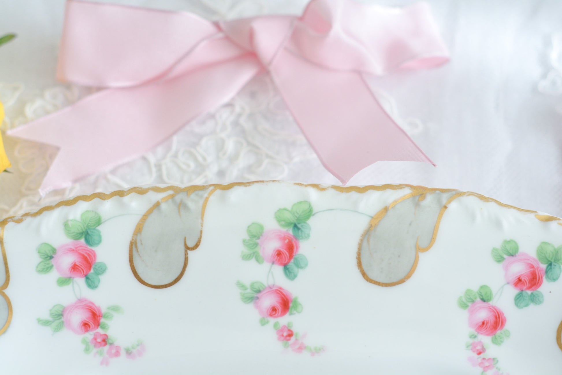 ミントンの とても可愛らしいB&Bプレートです。ハンドペイントで描かれたバラのお花がとても繊細なタッチでミントンらしい優しさがあります。B&Bプレートはブレッド&バタープレートのことで、パンやスコーン、サンドイッチはもちろん、お菓子を盛り付けても素敵です。