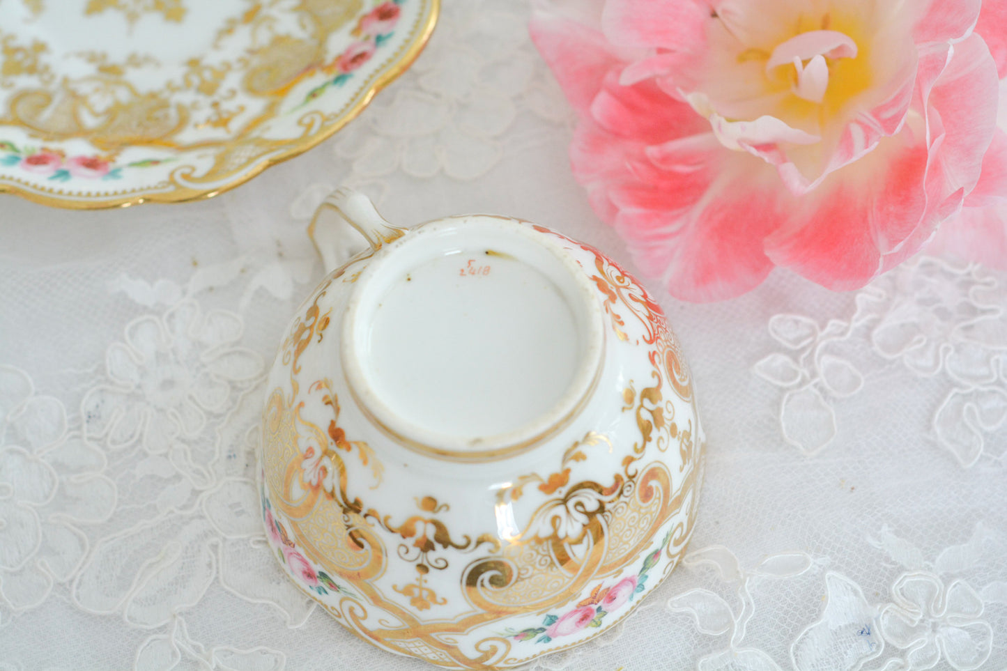 リッジウェイのフォリエージシェイプ(Foliage Shape)のトゥルートリオ。ハンドル部分には葉っぱの模様がついていてとても可愛らしいシェイプです。フォリエージシェイプもさまざまな絵柄やカラーがあります。こちらもリッジウェイらしい、力強く、豪華な作品で、とても存在感があります。トゥルートリオは、ティーカップ、コーヒーカップ、ソーサーのセットでヴィクトリア時代の初期頃まではトリオといえばこちらが主流でした。今ではとても貴重になっています。紅茶もコーヒーも楽しめるのがいいですね。