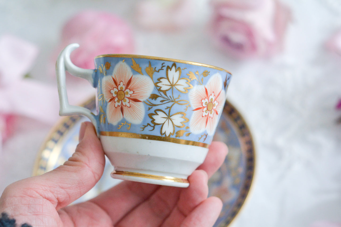 1800年代前半に作られたコールポートのカップ&ソーサー。元はティーカップ、コーヒーカップ、ソーサーのセットのトゥルートリオだったはずです。が、残っているのはコーヒーカップとソーサー。その為、カップに対してソーサーが少し大きく感じます。1800年代前半はカップからソーサーに移してお茶を飲んでいた為、ソーサーがボウルのような深さがあります。200年ほど前のカップ&ソーサーに出会えるなんてとても嬉しいことです。まだまだお使いいただくこともできます。美しいカップ&ソーサーで200年の時を感じていただけたら嬉しいです。