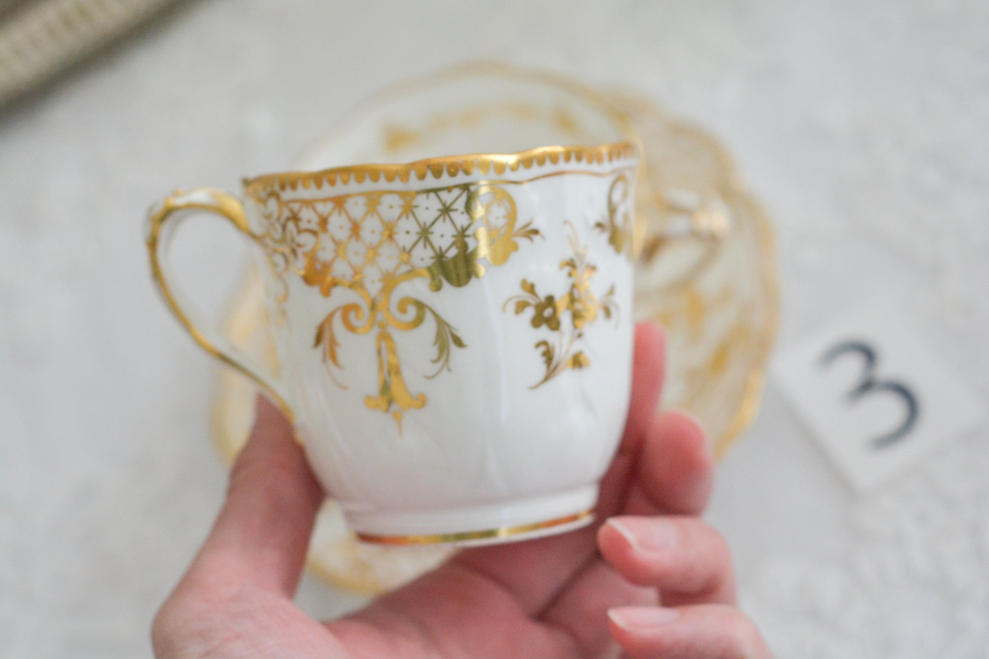 リッジウェイのFoliage Shapeのトゥルートリオ。ハンドル部分には葉っぱの模様がついていてとても可愛らしいシェイプです。白磁に金彩の模様がとても豪華でリッジウェイらしい作品です。トゥルートリオは、ティーカップ、コーヒーカップ、ソーサーのセットでヴィクトリア時代の初期頃まではトリオといえばこちらが主流でした。今ではとても貴重になっています。紅茶もコーヒーも楽しめるのがいいですね。