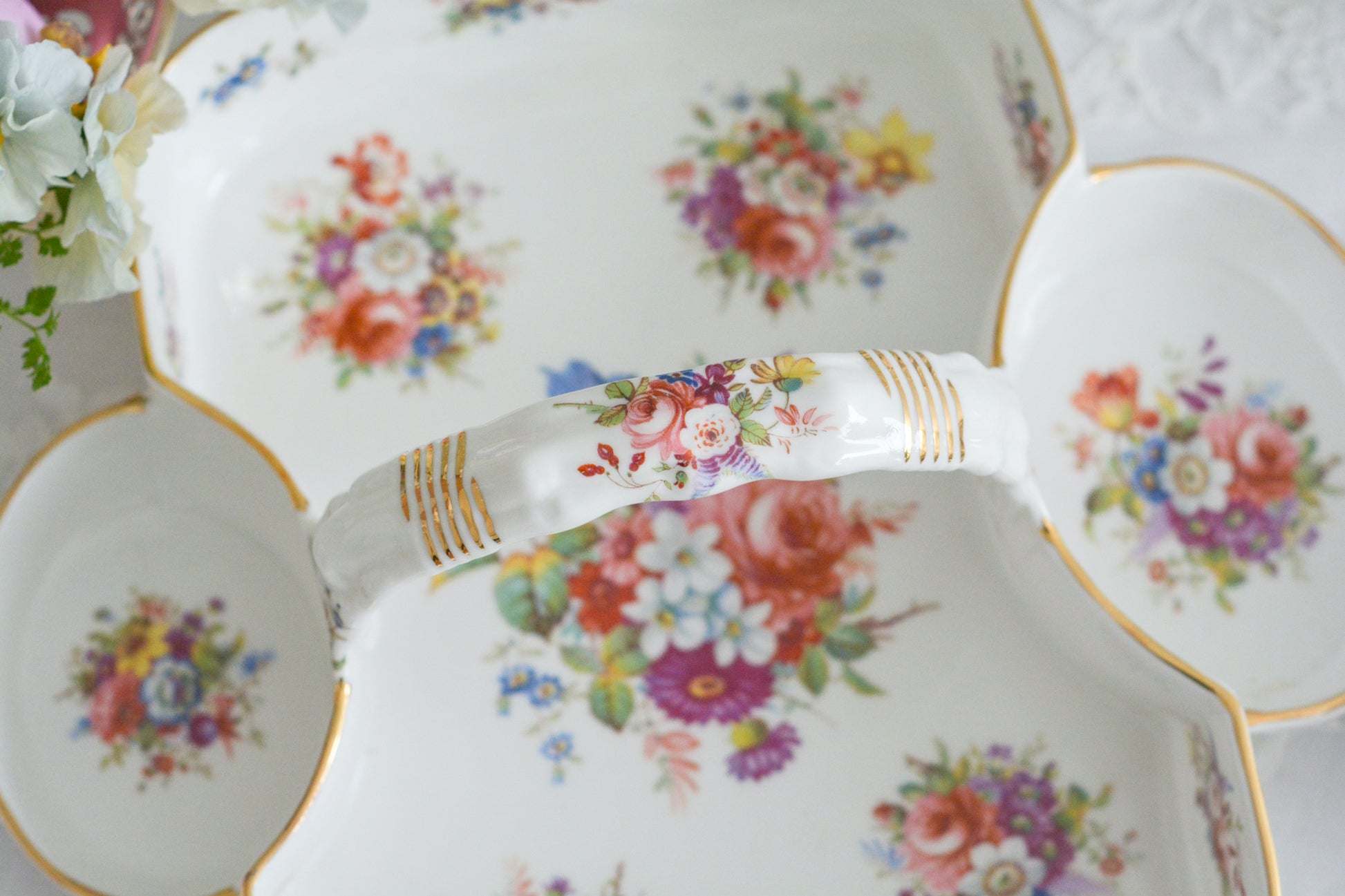 ハマースレイのハワードスプレイシリーズのストロベリーバスケット。ストロベリーバスケットは、イチゴを入れるバスケットでシュガー入れとクリーマーがついています。生産量が少なく、とても人気があるアイテムの一つ。こちらは老舗高級食器店のT.GOODEの特注品です。人気のハワードスプレイの華やかなストロベリーバスケットは、イチゴはもちろん、スコーンや焼き菓子などを乗せても素敵ですね。