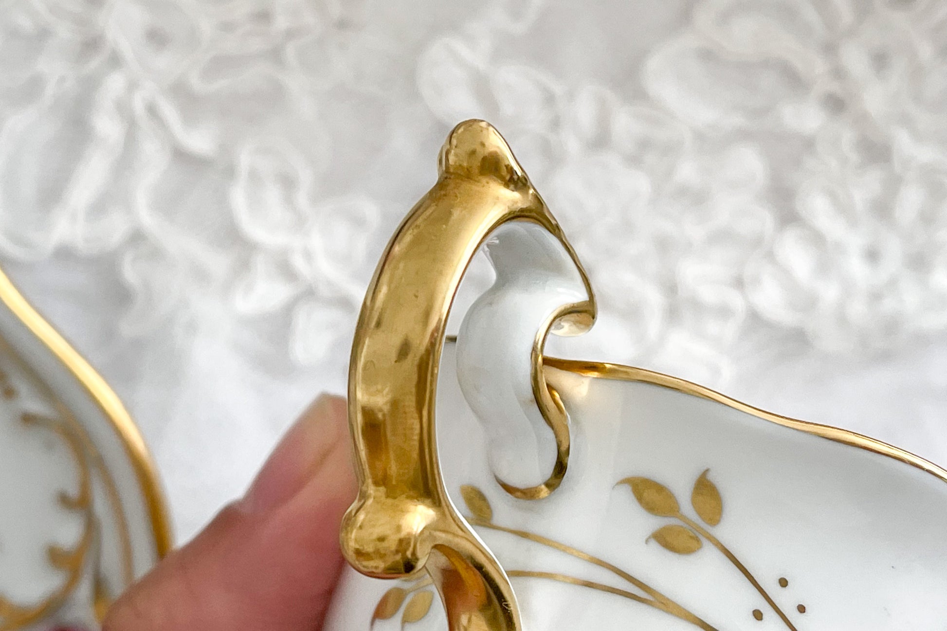 スポードの洗練されたデザインに、ハンドペイントで描かれた花々が大変美しいティートリオです。現代のテーブルにもマッチし、華やかにしてくれます。お花はハンドペイントで描かれているため一つ一つ違い、並べるとそれぞれのお花を見ることができてお話も盛り上がりそうです。