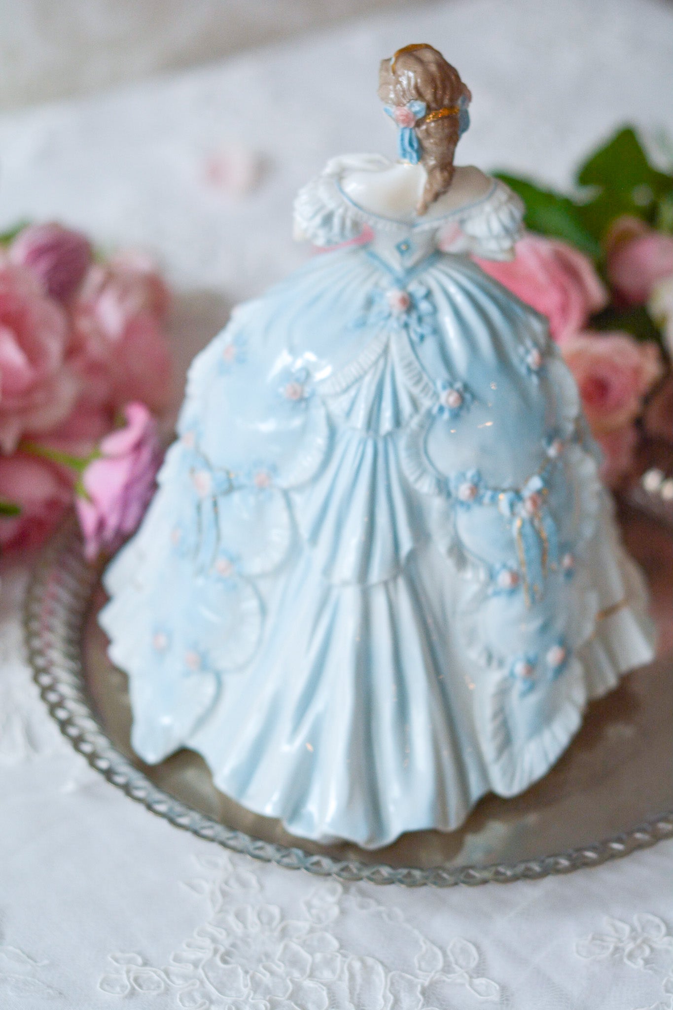 The First Quadrilleという題名のとても可愛らしいロイヤルウースターのフィギュリンです。フィギュリンの題名の通り「初めての舞踏会」に出たご令嬢がモデルになっています。可愛らしいお顔のお嬢様ですが、表情には少し緊張している様子がうまく表現されていると思いませんか?ドレスは爽やかな水色に大きなリボンと薔薇の花がたくさんついていて、舞踏会デビューを華やかに飾っています。とても可愛らしく、美しいフィギュリンでテーブルやお部屋に花を添えてくれます。