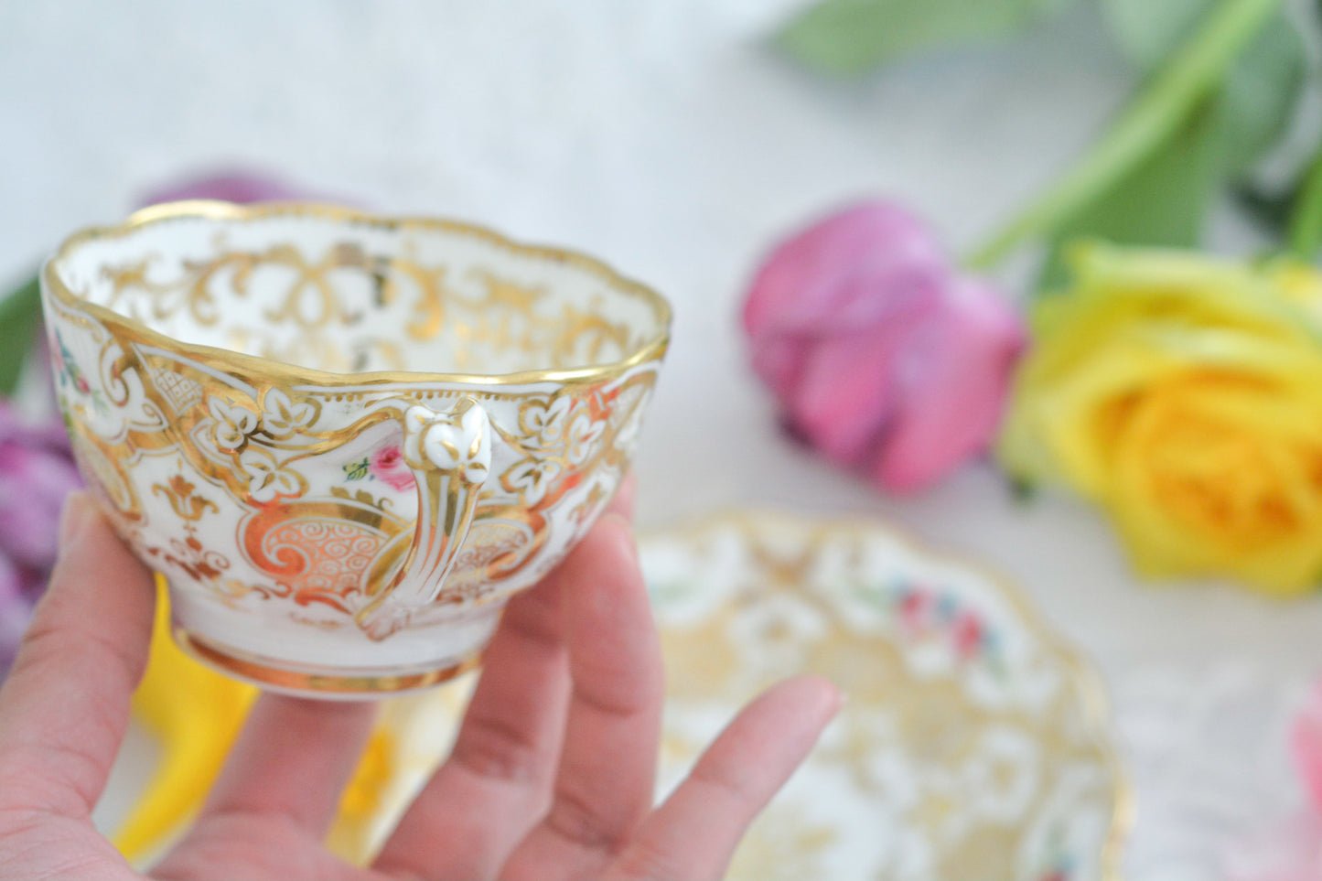 リッジウェイのフォリエージシェイプ(Foliage Shape)のトゥルートリオ。ハンドル部分には葉っぱの模様がついていてとても可愛らしいシェイプです。フォリエージシェイプもさまざまな絵柄やカラーがあります。こちらもリッジウェイらしい、力強く、豪華な作品で、とても存在感があります。トゥルートリオは、ティーカップ、コーヒーカップ、ソーサーのセットでヴィクトリア時代の初期頃まではトリオといえばこちらが主流でした。今ではとても貴重になっています。紅茶もコーヒーも楽しめるのがいいですね。