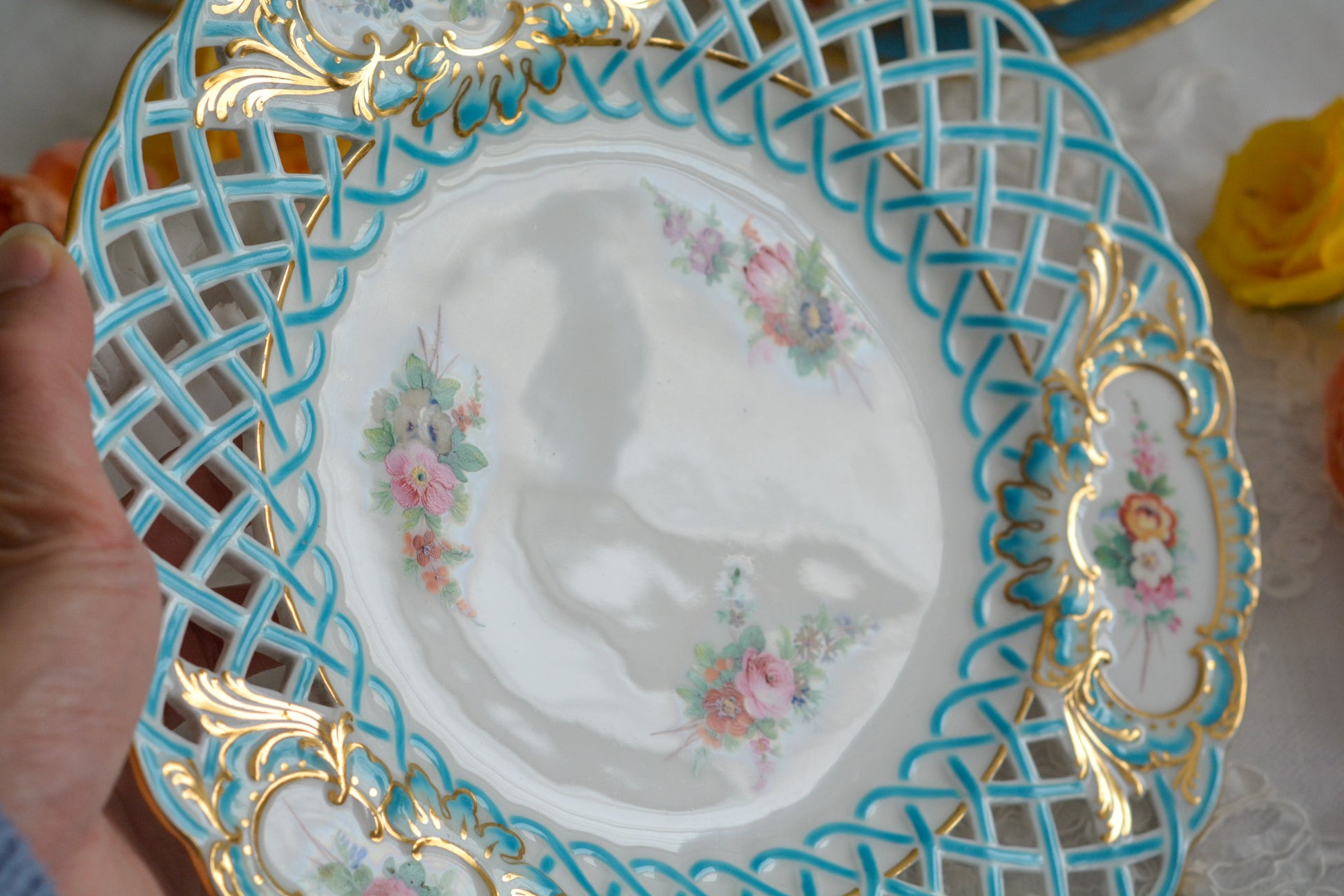英国アンティークの中でも特に貴重なミントン8800番プレート。ミントンブルーの格子模様に、ハンドペイントの花々が大変美しいミントンの至宝のプレートです。