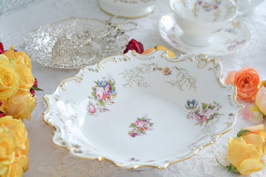 コールポートの花々と宿木?の描かれたサービングプレートです。私は宿木シリーズと呼んでおります。ハンドペイントで生き生きと描かれたお花と、繊細で丁寧に描かれた金彩の宿木がコールポートらしく上品です。華やかでクリスマスにもぴったりな雰囲気ですね。