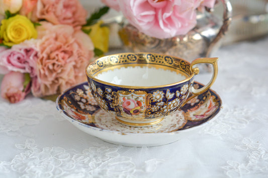 コールポートの1820年代に作られたとっても貴重なお品。コバルトブルー地に白抜きの立体的なお花模様、エナメル画のブーケは繊細なタッチで大変美しく描かれています。まさしく貴族のティータイムのためのカップ。当時の持ち主の大切な財産だったことでしょう。そしてこちらは実際に使われていたと思われます。金彩が剥がれていたり、ソーサーはヒビがあるけれど、よく200年間受け継がれてここに来てくれたと思います。