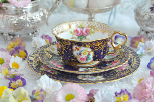 コバルトブルーにハンドペイントで描かれたバラと金彩の模様がとっても豪華なティートリオ。クラウンスタッフォードシャーの作品かなとも思ったのですが、バックスタンプが少し違って、王冠の形や葉っぱの形はAshworth&Brosのバックスタンプに近いように思います。Ashworth&Bros社もスタッフォードシャーにあるメーカーです。コバルトブルーと金彩の組み合わせが王道で大変美しいティートリオです。