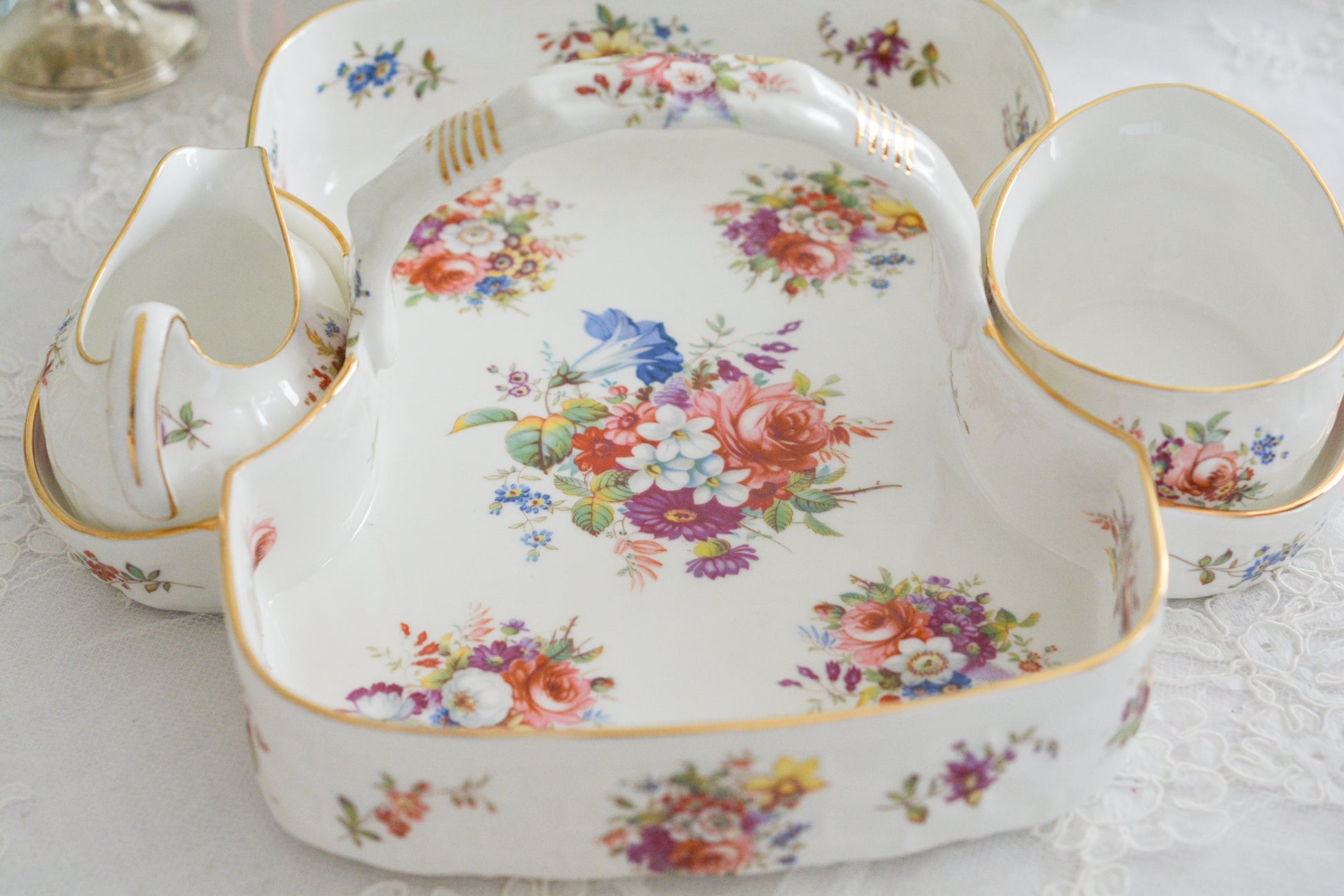 ハマースレイのハワードスプレイシリーズのストロベリーバスケット。ストロベリーバスケットは、イチゴを入れるバスケットでシュガー入れとクリーマーがついています。生産量が少なく、とても人気があるアイテムの一つ。こちらは老舗高級食器店のT.GOODEの特注品です。人気のハワードスプレイの華やかなストロベリーバスケットは、イチゴはもちろん、スコーンや焼き菓子などを乗せても素敵ですね。