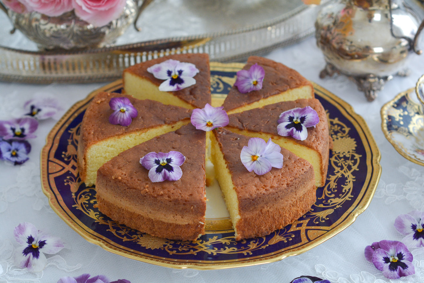 美しいコバルトブルーのお色に、豪華な金彩の模様。ロイヤルドルトンのとっても豪華なディナープレートです。大きいサイズなので、サービングプレートにもお使いいただけます。どんなお菓子やお料理も華やかに演出してくれそう。状態も大変よく、活躍してくれること間違いなしです!