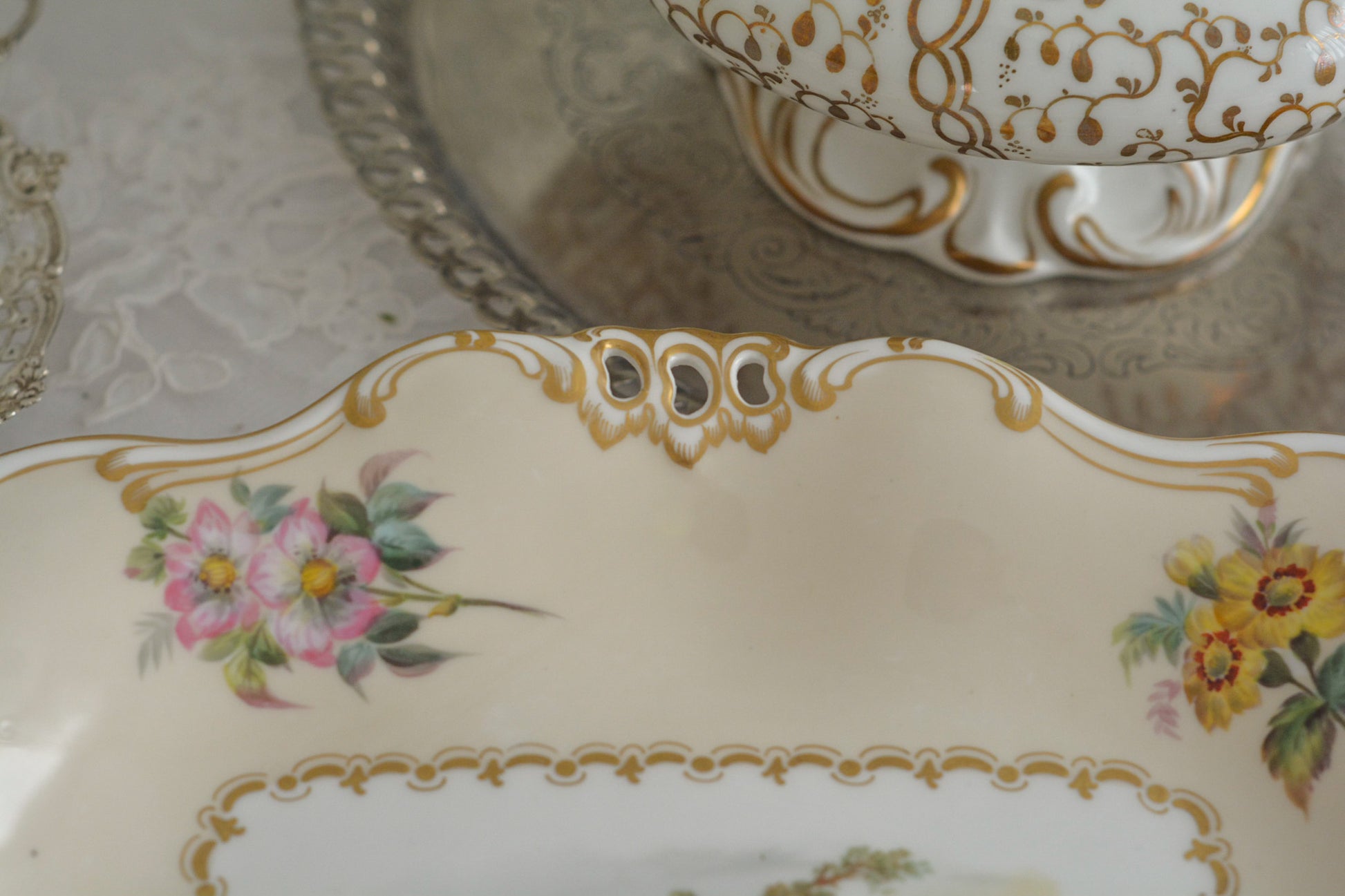 ダベンポートの素晴らしいタッツァがやってきました。お花と中央には鳥が丁寧に描かれています。描かれている鳥はイギリスでターリングと呼ばれているムクドリで、食べ物を捕まえている様子がイキイキと描かれています。イギリスのお庭にお邪魔したようなそんな気分になるタッツァです。フルーツや英国菓子をのせたくなりますね。