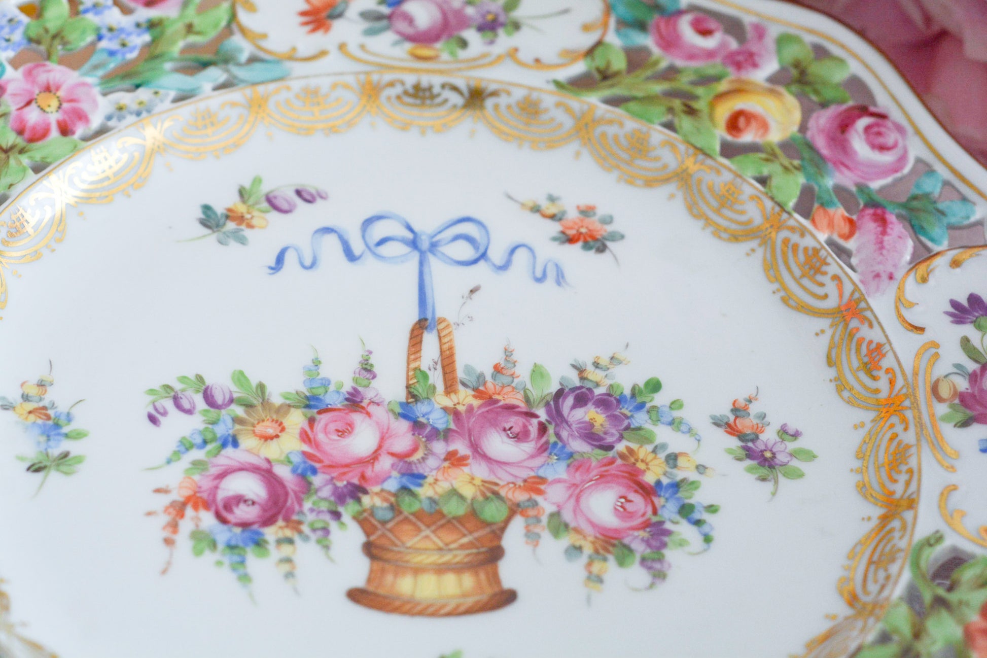 ブルーのリボンにお花いっぱいのバスケットが丁寧に描かれて、透かし模様の花々も大変美しいプレート。カール・ティーメのハンドペイント技術の素晴らしさが良くわかります。華やかで可憐なプレートでティータイムをお楽しみいただけましたらとても嬉しく思います。キャビネットに飾っておいてもお部屋が華やぎます。