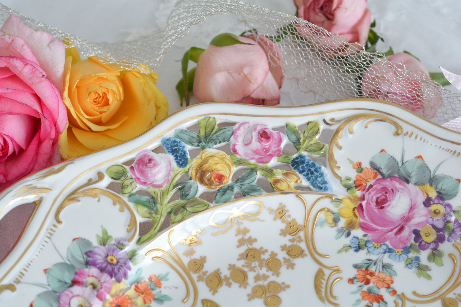 花文字でマリーアントワネットのMとAが描かれた、カール・ティーメ工房の美しいプレートです。全てハンドペイントで絵付けされていて、見れば見るほど引き込まれるお品で、テーブルコーディネートの主役になるプレートです。金彩部分も本当に美しく、リボンもとても可愛らしいですね。