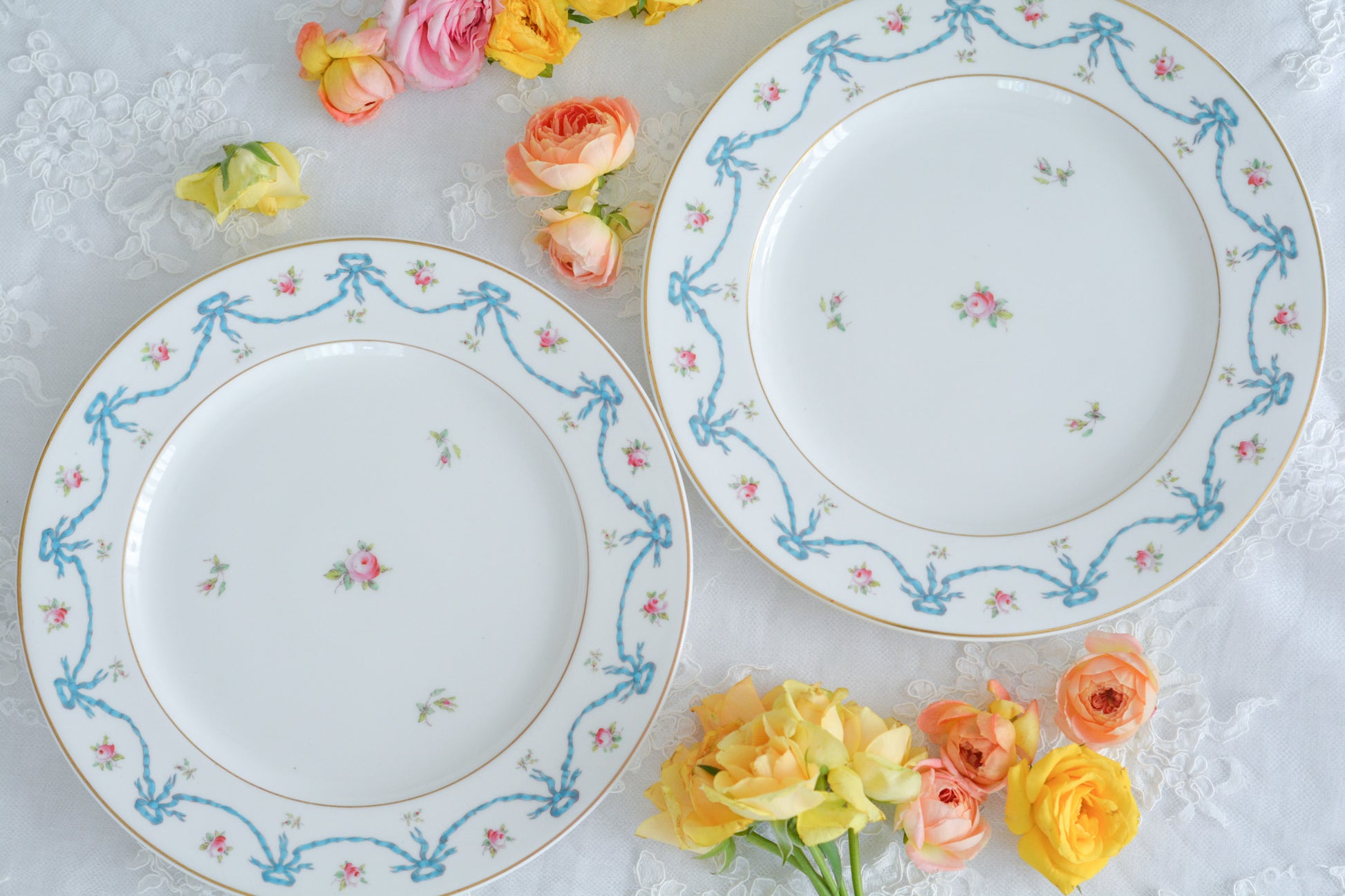 コールポートの可愛らしいディナープレート。水色のリボンと薔薇のガーランドのようなデザインがとても愛らしいです。サービングプレートとしても、ディナープレートとしてもお使いいただけます。ワンプレートランチにお使いいただいても素敵ですね。