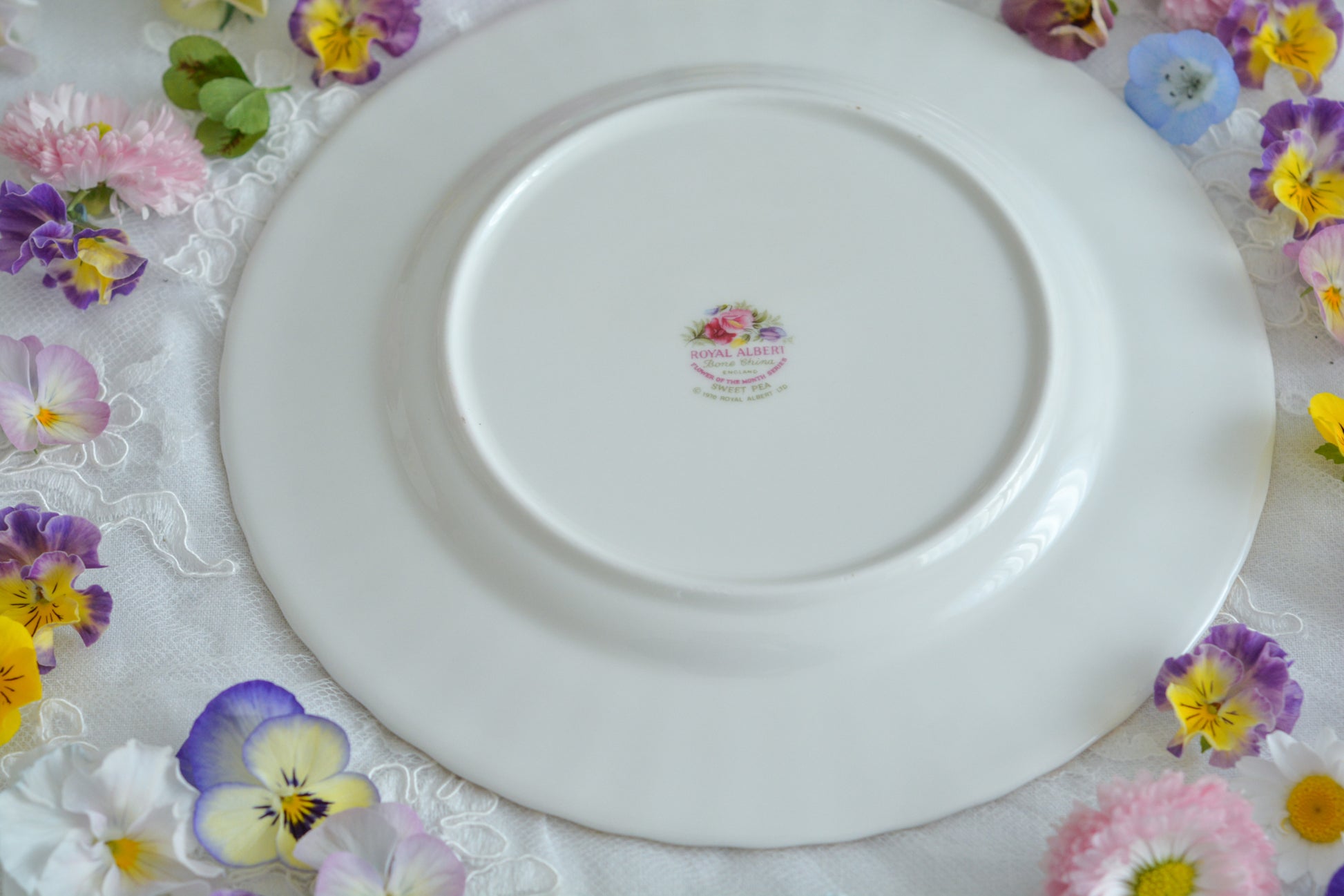 ロイヤルアルバートの人気シリーズの一つ、「フラワーオブマンス」1月から12月までそれぞれの季節のお花がモチーフのシリーズで、ついつい集めたくなってしまう魅力があります。今回ご紹介するのは、4月(April)。4月のお花はスイトピーです。春らしい明るいカラーでとても可愛らしいお品。貴重なトリオとなっております。4月生まれの方はもちろん、コレクションしてらっしゃる方、お探しの方もぜひ。