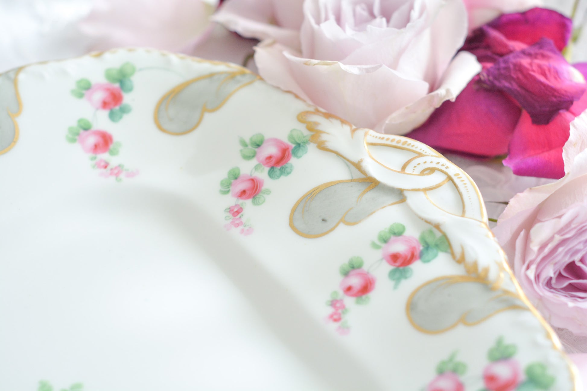 ミントンの とても可愛らしいB&Bプレートです。ハンドペイントで描かれたバラのお花がとても繊細なタッチでミントンらしい優しさがあります。B&Bプレートはブレッド&バタープレートのことで、パンやスコーン、サンドイッチはもちろん、お菓子を盛り付けても素敵です。