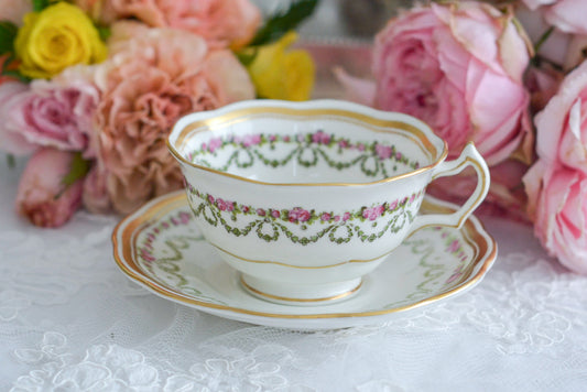 とっても可憐なカップ&ソーサー。この雰囲気にキュンとしちゃいます。小さな薔薇のガーランド模様がクレッセントらしいお品です。カップのシェイプも優美で金彩もきれいに残っています。カップに大きくはないけれどヒビが入っています。カップボードに飾っても素敵なお品なので、眺めて楽しんでいただけたら嬉しいなと思います。