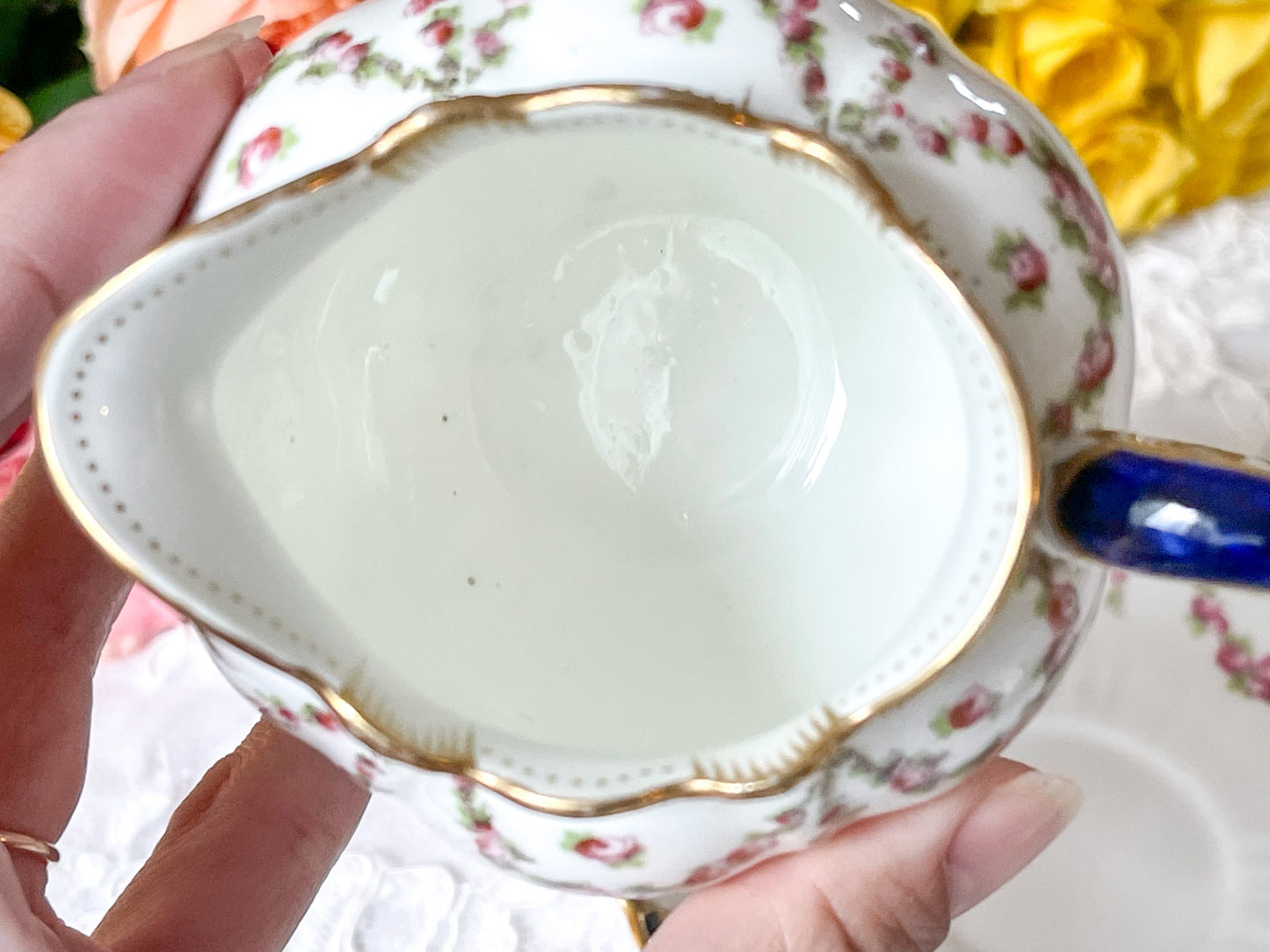 クレッセントのティーセット。薔薇のガーランドが大変可愛らしいお品です。Rose Antiquesはコールポートをはじめ英国のアンティーク食器をご紹介しています。