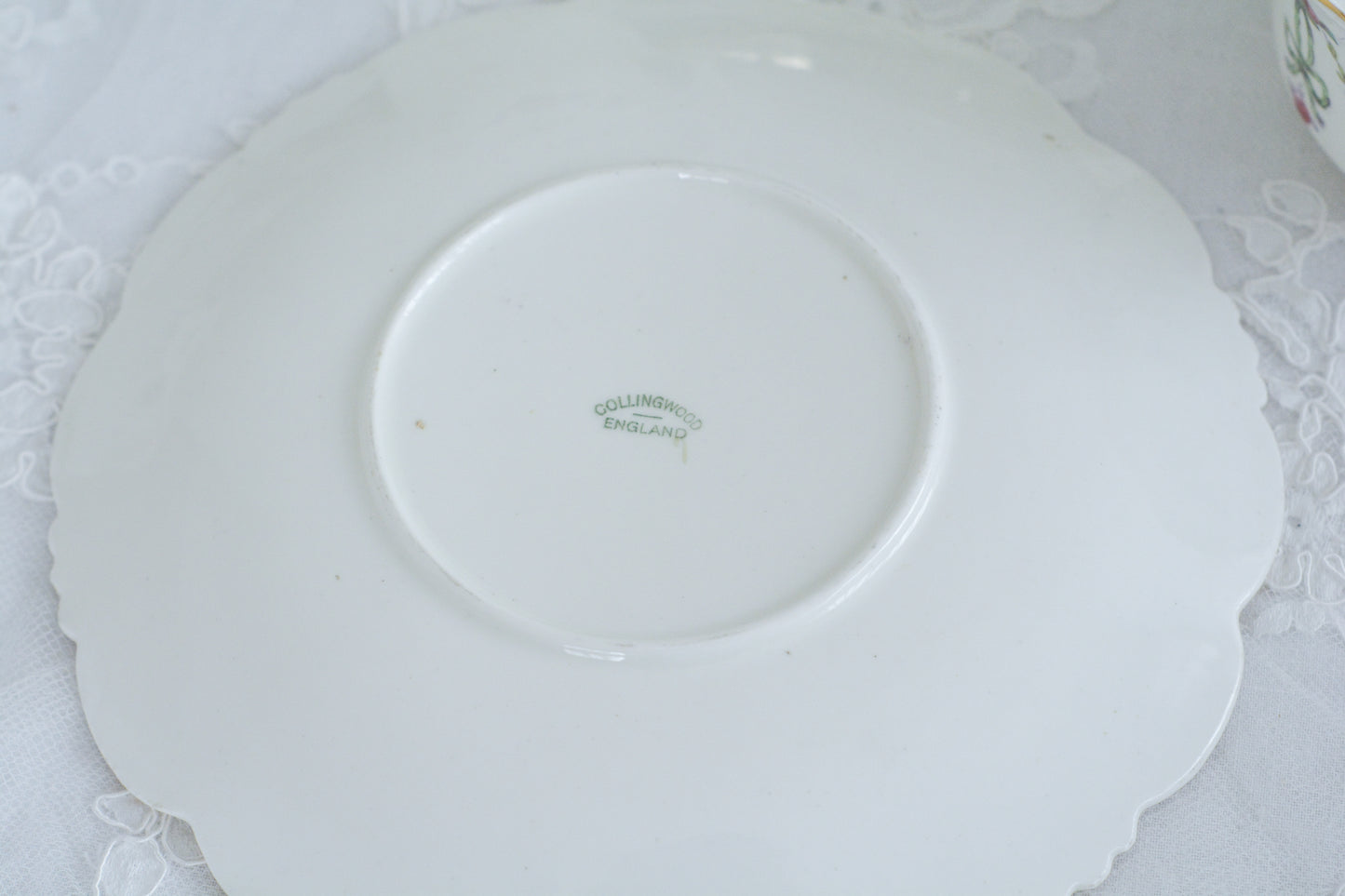 コリンウッドのリボンにバラのガーランドがとっても可愛らしいティートリオ、ミルクジャグ、スロップボウル、デザートプレートがやってきました!ハンドペイントで色つけされたバラやリボンを眺めているだけで気持ちが上向きになる可愛らしさです。ぜひ春のティータイムに。プルダウンから、単品ご選択頂けます