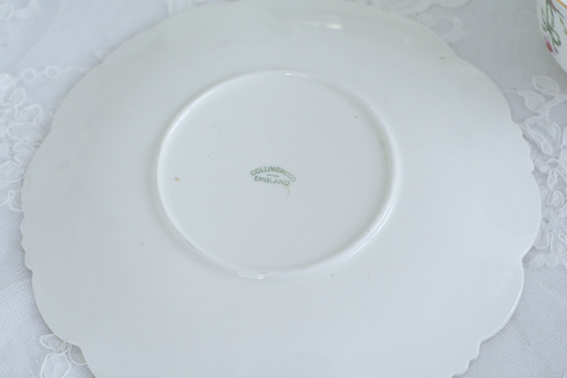 コリンウッドのリボンにバラのガーランドがとっても可愛らしいティートリオ、ミルクジャグ、スロップボウル、デザートプレートがやってきました!ハンドペイントで色つけされたバラやリボンを眺めているだけで気持ちが上向きになる可愛らしさです。ぜひ春のティータイムに。プルダウンから、単品ご選択頂けます