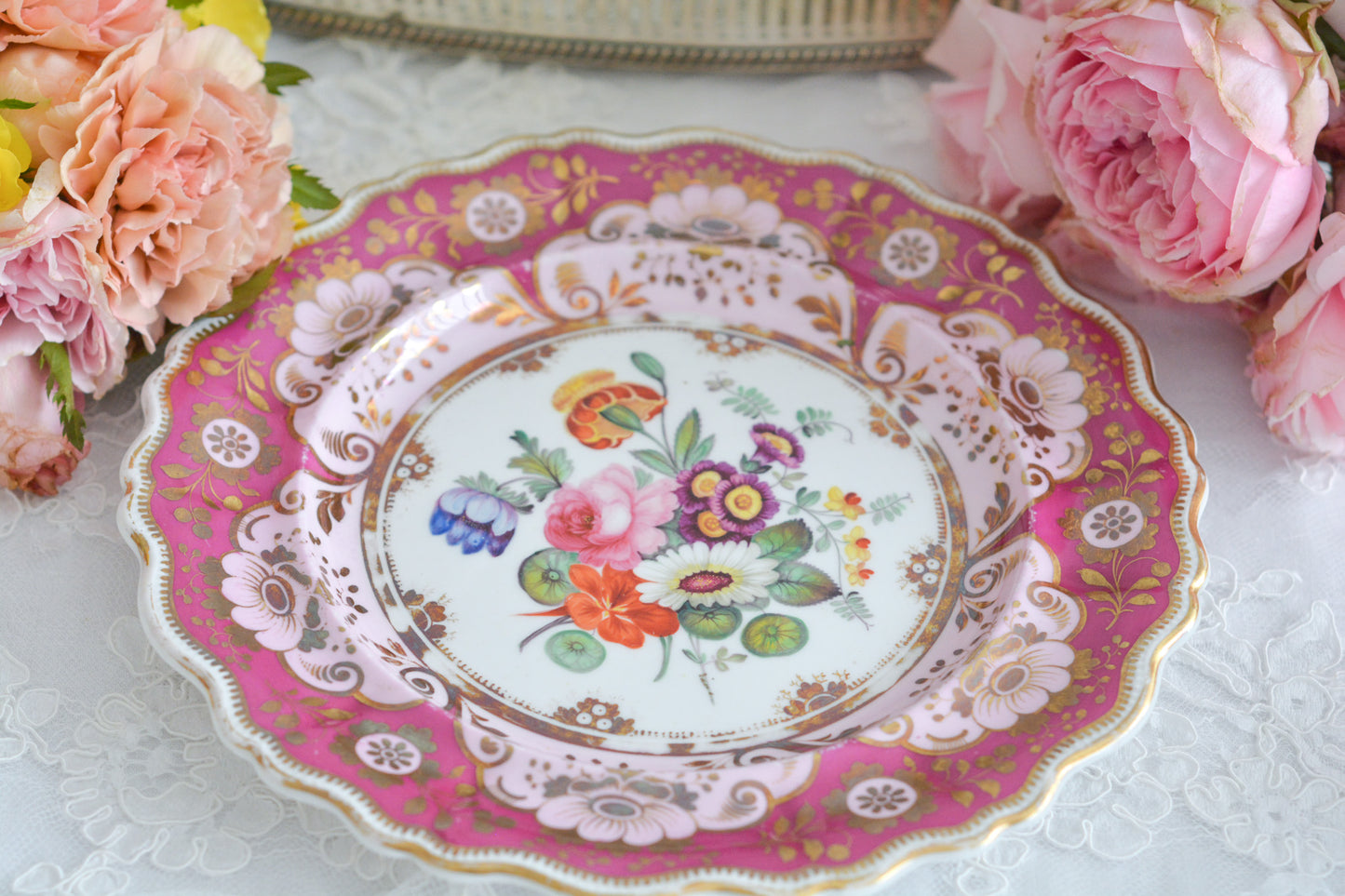 19世紀中頃に作られたピンクとマルーンカラーのプレート。手描きで大きな花束絵が大胆にとても美しく描かれています。色使いもデザインもアンティークならでは。どんなお菓子も乗せるだけで特別なお菓子に!とっても華やかなこちらのプレート、ティータイムに、日々のお茶の時間にぜひお使いくださいね。