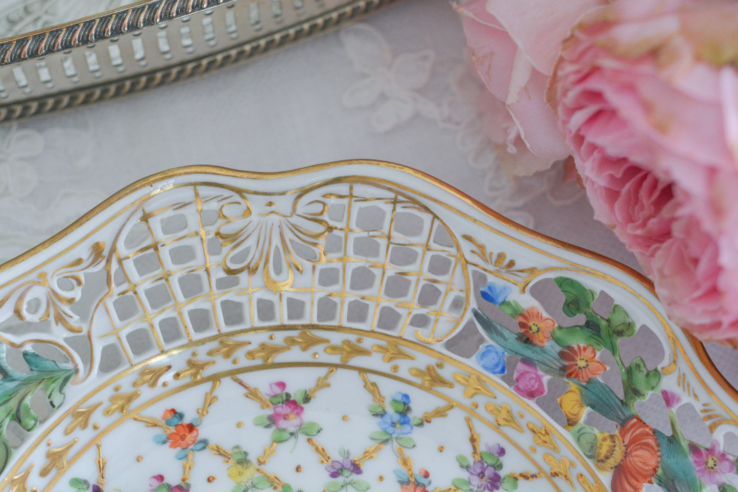 オーストリアの「国の母」とたたえられたハプスブルグ家の女帝「マリア・テレジア」。のちにフランス国王ルイ16世に嫁いだマリー・アントワネットの母でもあります。その名前にふさわしく、また、ウィーンの煌びやかな芸術や宮殿を思わせるような華やかで美しい世界観のプレートです。カール・ティーメの素晴らしいハンドペイントの絵付けをお楽しみください。