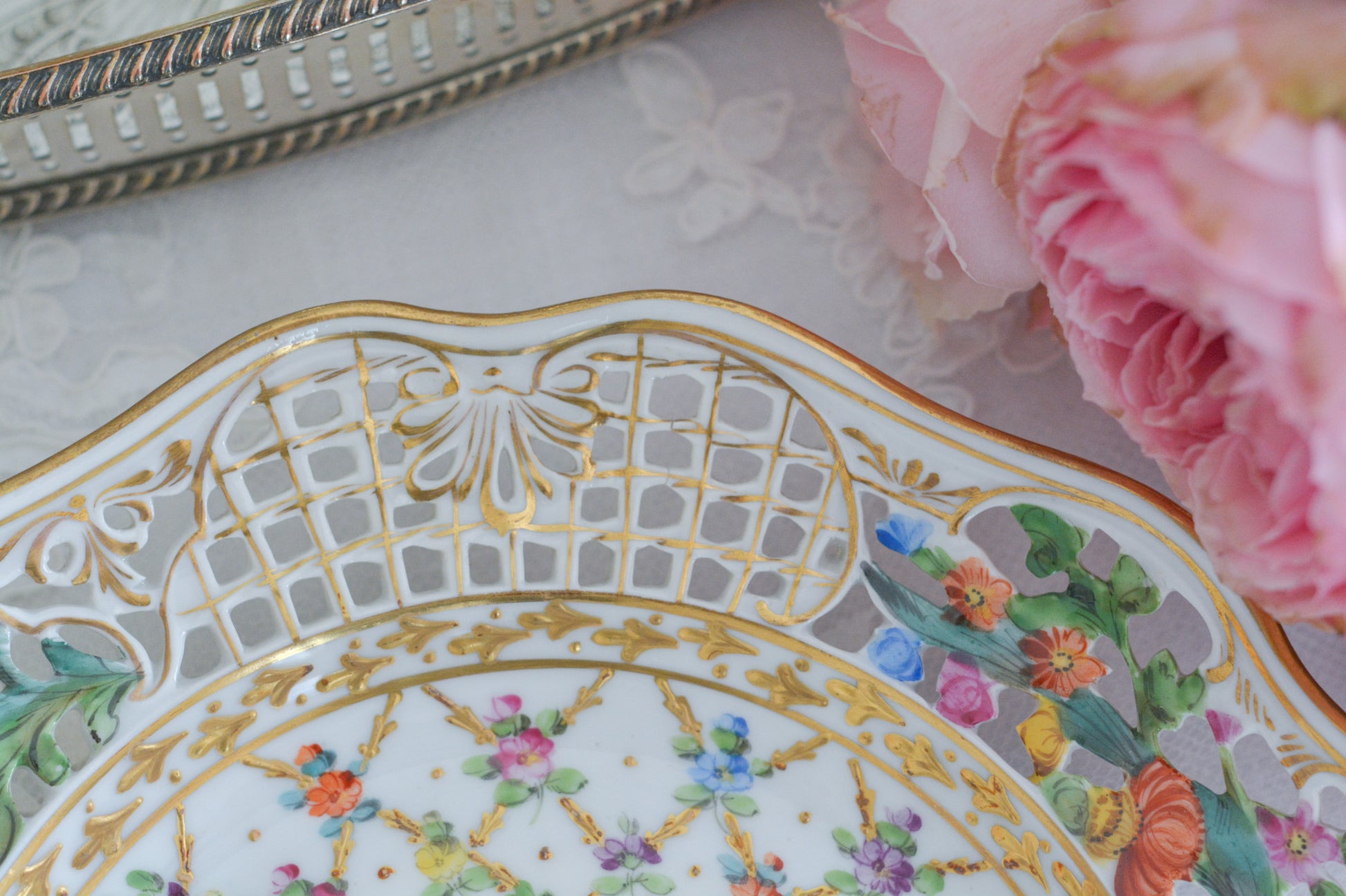 オーストリアの「国の母」とたたえられたハプスブルグ家の女帝「マリア・テレジア」。のちにフランス国王ルイ16世に嫁いだマリー・アントワネットの母でもあります。その名前にふさわしく、また、ウィーンの煌びやかな芸術や宮殿を思わせるような華やかで美しい世界観のプレートです。カール・ティーメの素晴らしいハンドペイントの絵付けをお楽しみください。